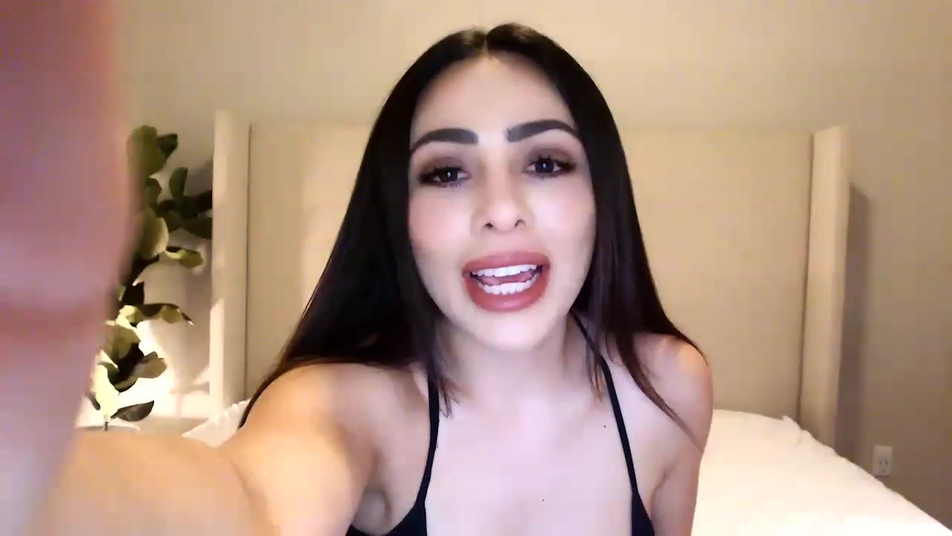 Gallery image thumbnail from Ohbnks's myfreecams stream on, 04/19/2023, 04:18 image 18 of 20