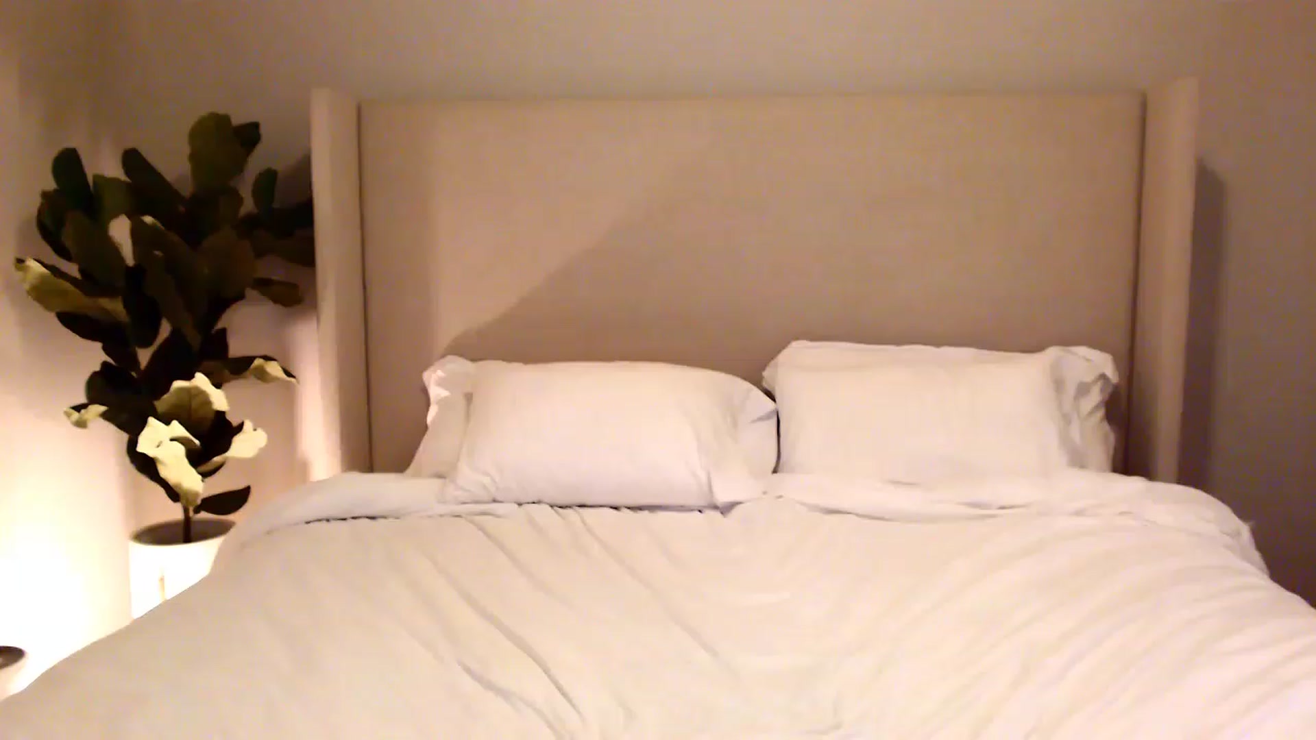 Gallery image thumbnail from Ohbnks's myfreecams stream on, 04/20/2023, 06:36 image 16 of 20