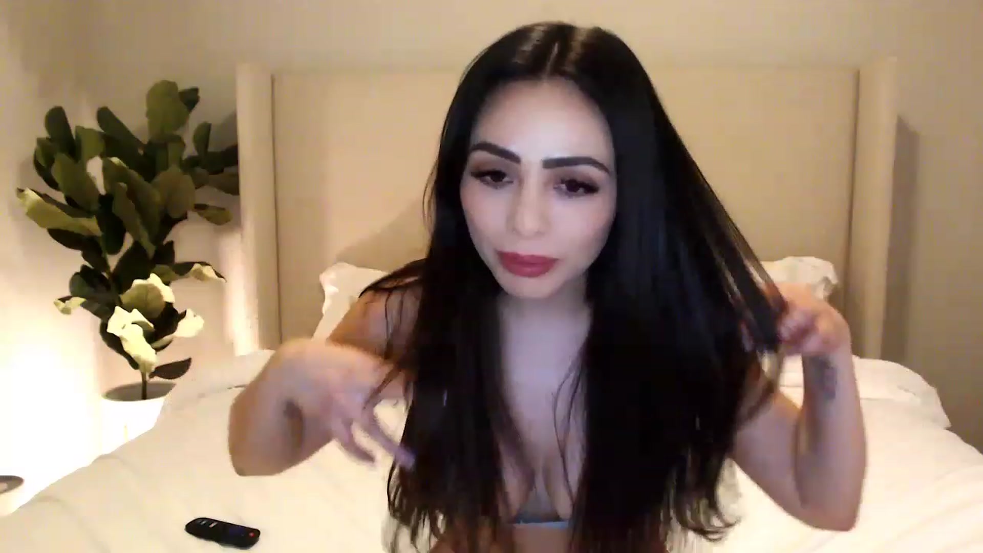Gallery image thumbnail from Ohbnks's myfreecams stream on, 04/20/2023, 08:29 image 16 of 20