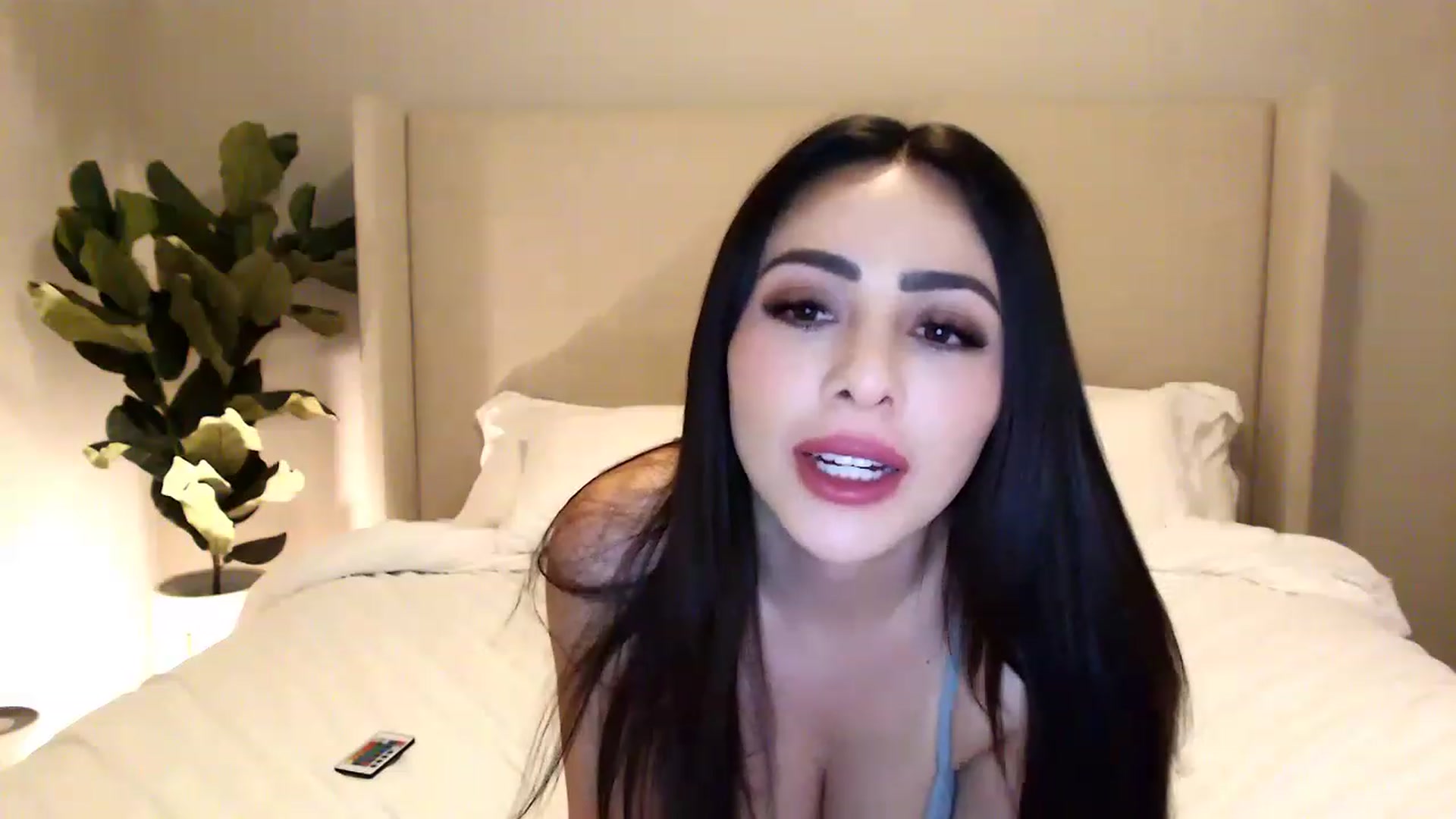 Gallery image thumbnail from Ohbnks's myfreecams stream on, 04/20/2023, 08:29 image 10 of 20