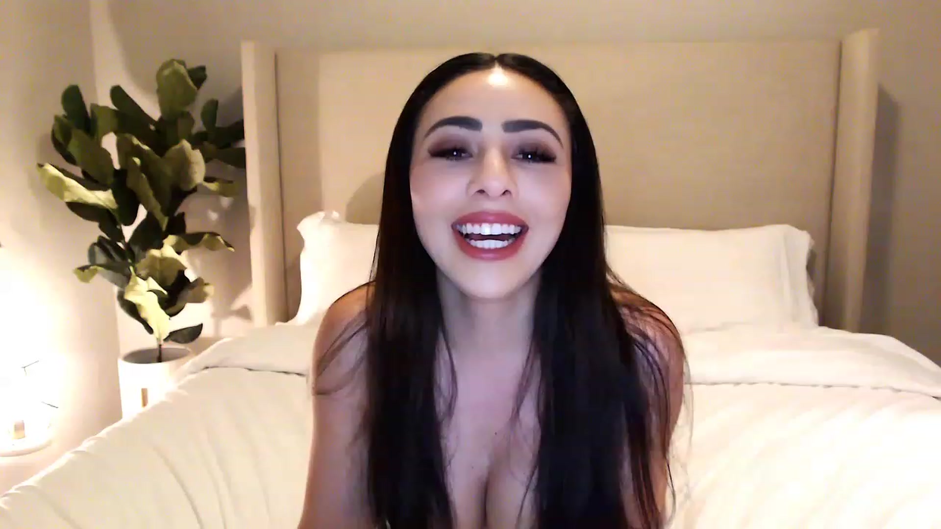 Gallery image thumbnail from Ohbnks's myfreecams stream on, 04/21/2023, 07:08 image 2 of 20