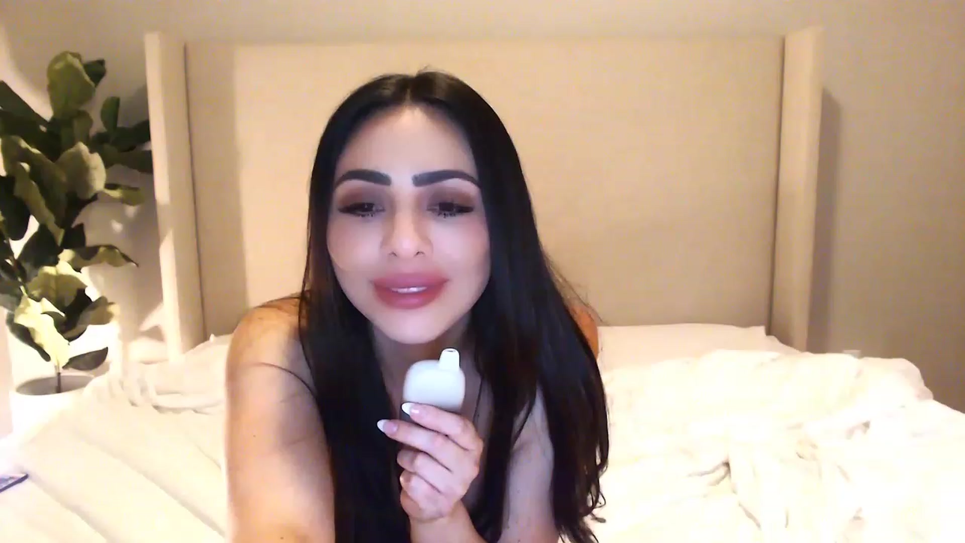 Gallery image thumbnail from Ohbnks's myfreecams stream on, 04/22/2023, 08:43 image 1 of 20