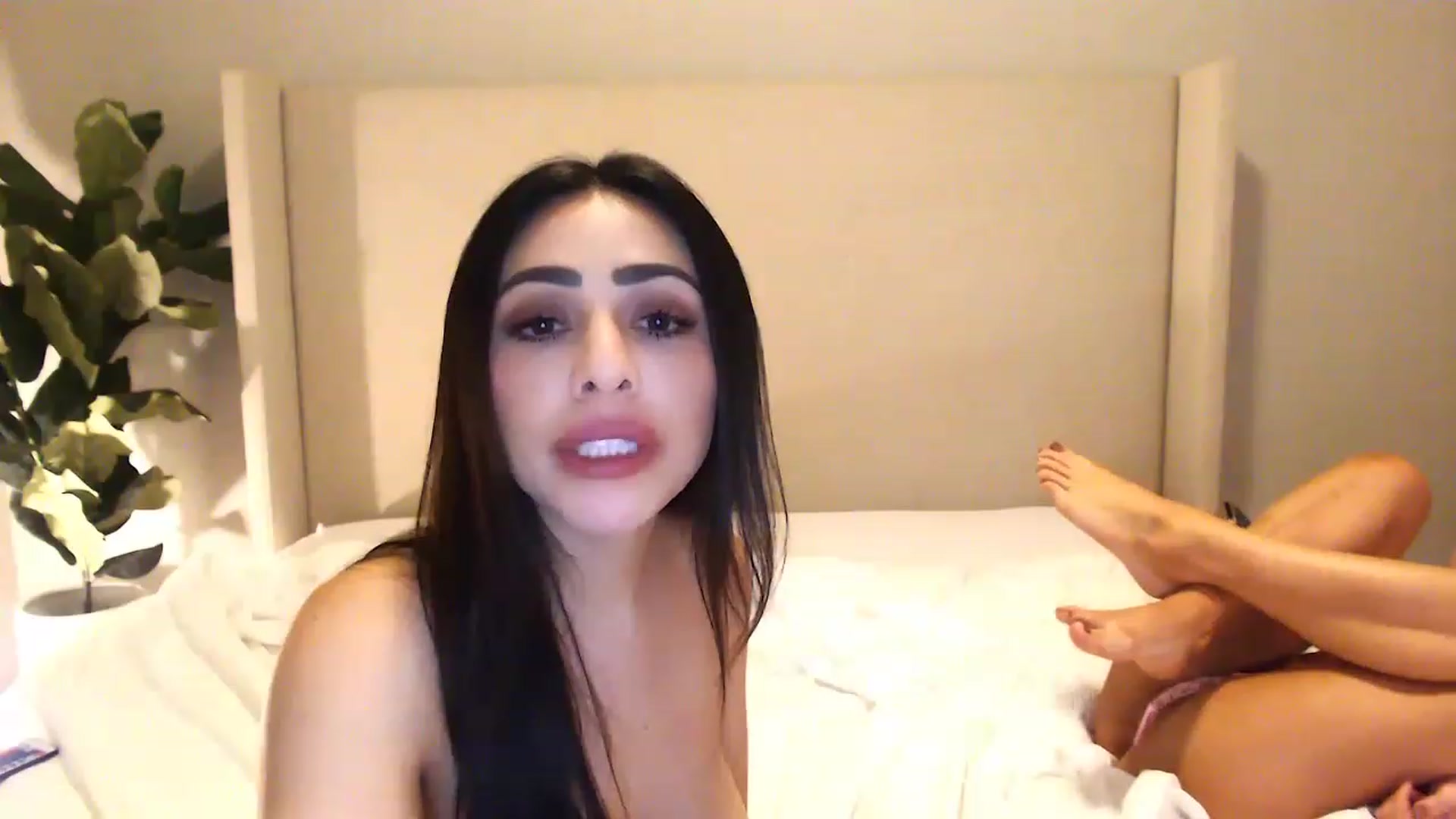Gallery image thumbnail from Ohbnks's myfreecams stream on, 04/22/2023, 08:43 image 5 of 20
