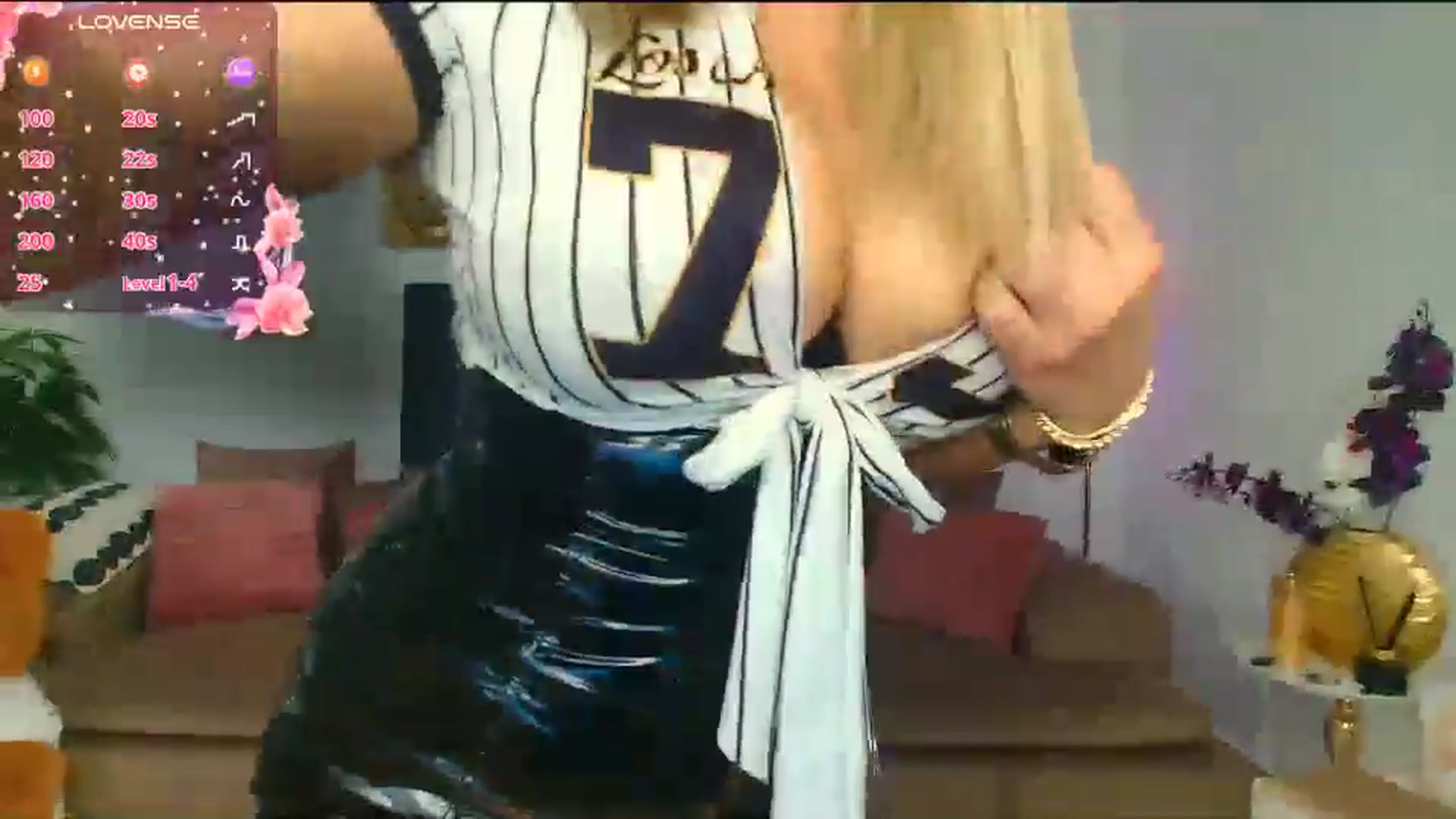 Gallery image thumbnail from OhhLuan's myfreecams stream on, 03/20/2026, 09:48 image 6 of 20