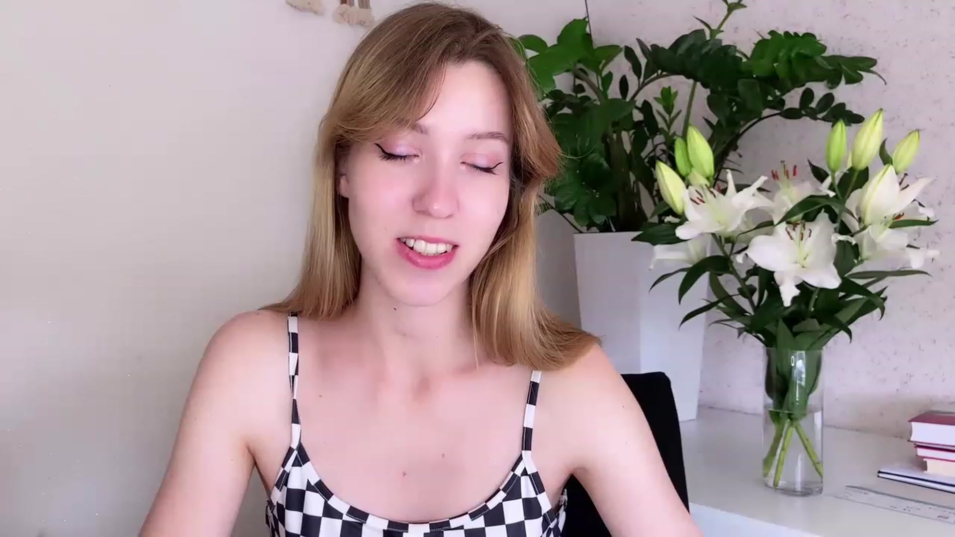 Gallery image thumbnail from OhhMyCherry's myfreecams stream on, 06/24/2023, 15:37 image 6 of 20