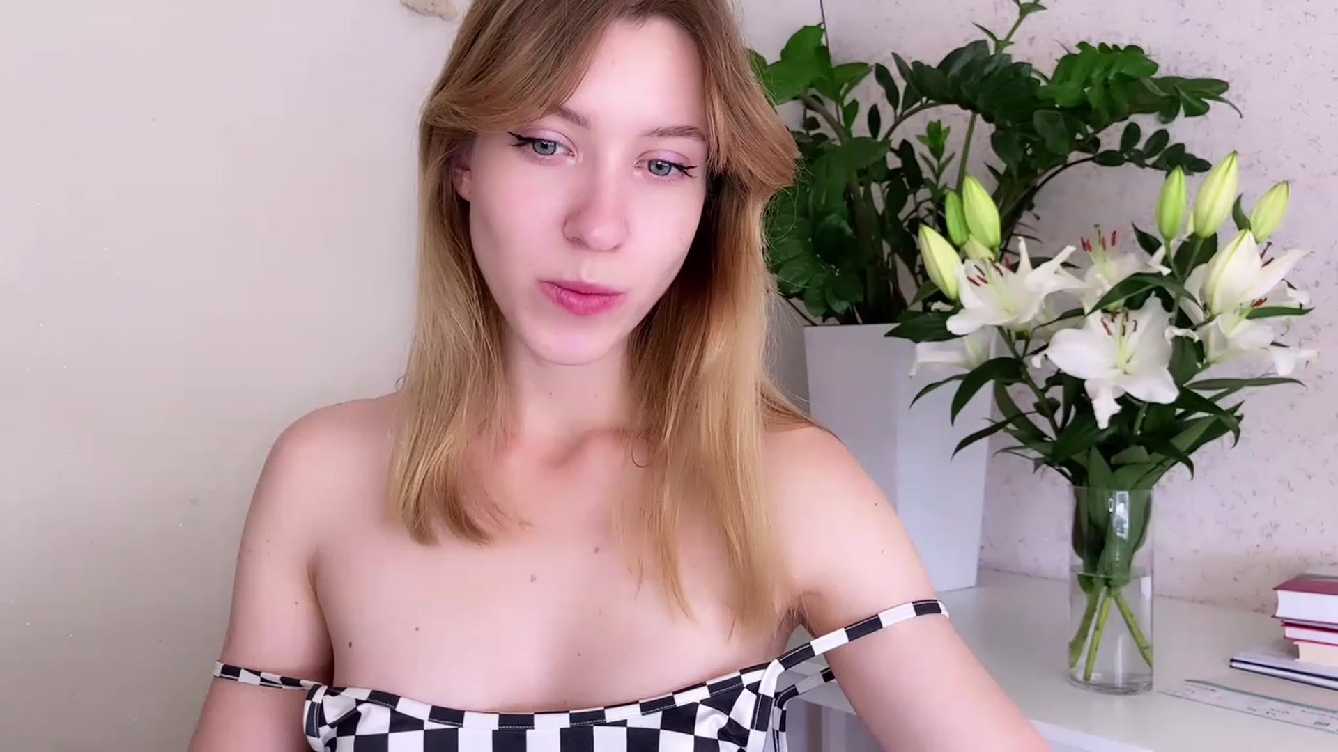 Gallery image thumbnail from OhhMyCherry's myfreecams stream on, 06/24/2023, 15:37 image 16 of 20