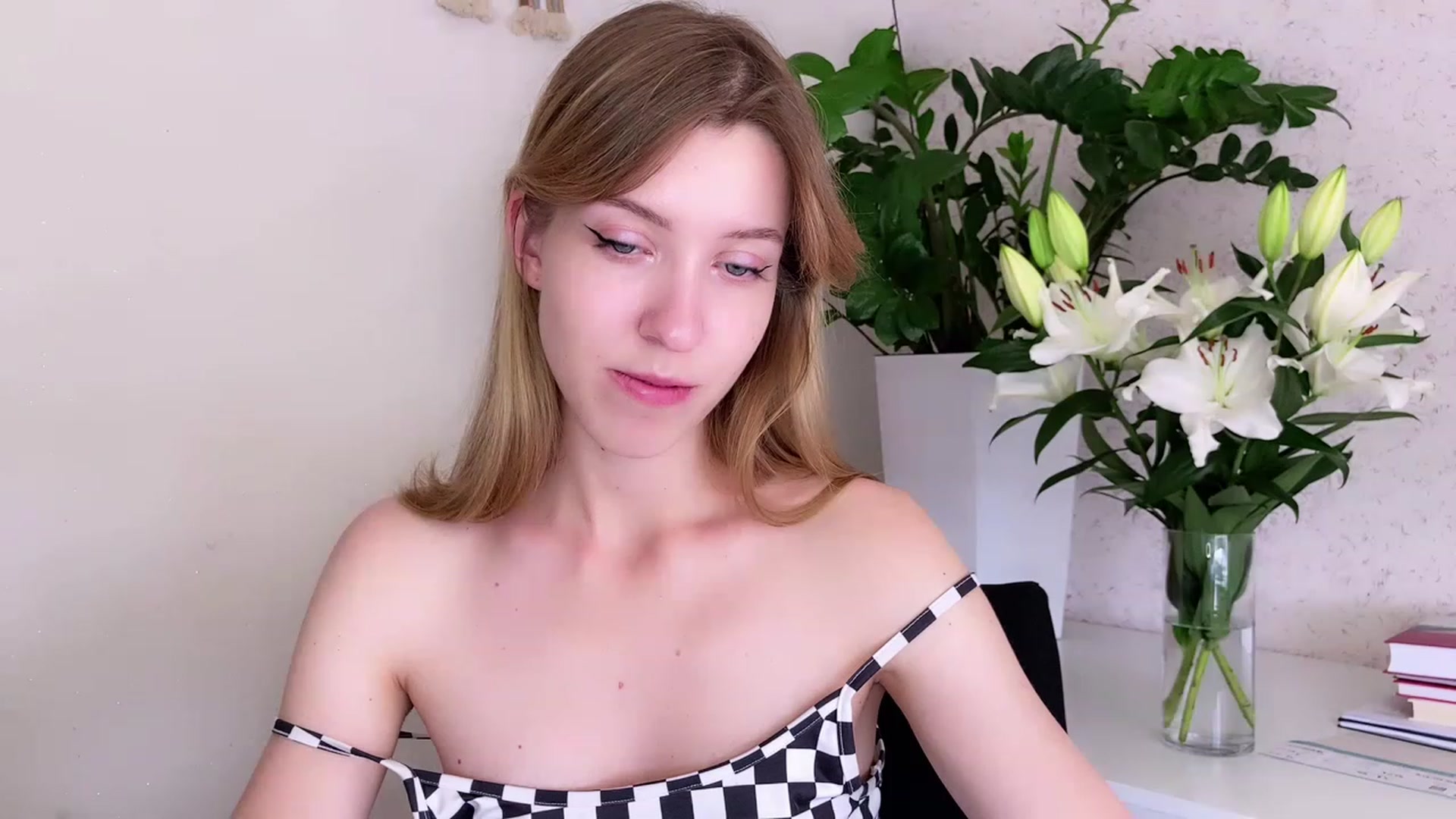 Gallery image thumbnail from OhhMyCherry's myfreecams stream on, 06/24/2023, 15:37 image 11 of 20