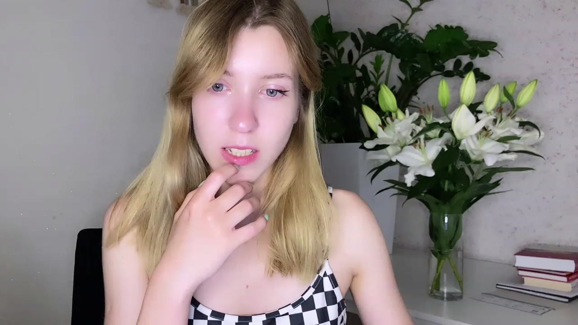 Gallery image thumbnail from OhhMyCherry's myfreecams stream on, 06/24/2023, 17:31 image 8 of 20