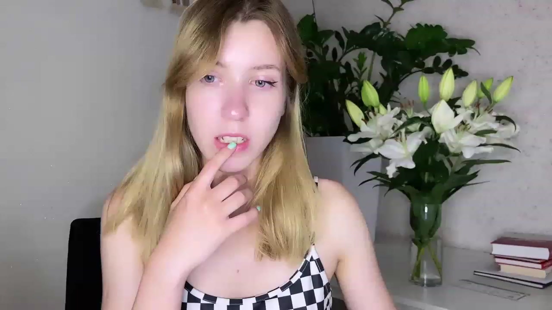Gallery image thumbnail from OhhMyCherry's myfreecams stream on, 06/24/2023, 17:31 image 7 of 20