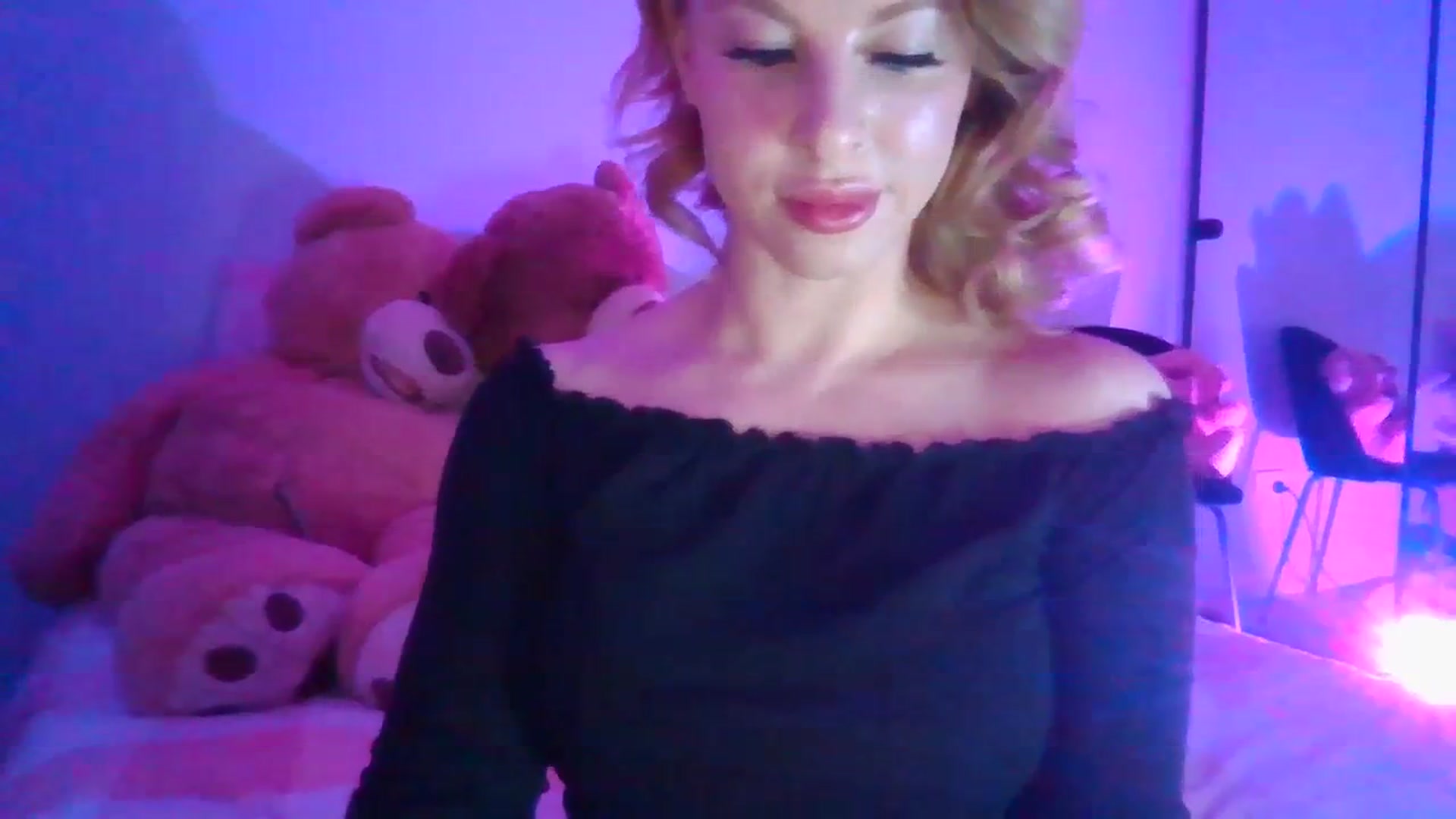 Gallery image thumbnail from Ohhhloulou's myfreecams stream on, 07/11/2023, 11:58 image 15 of 20