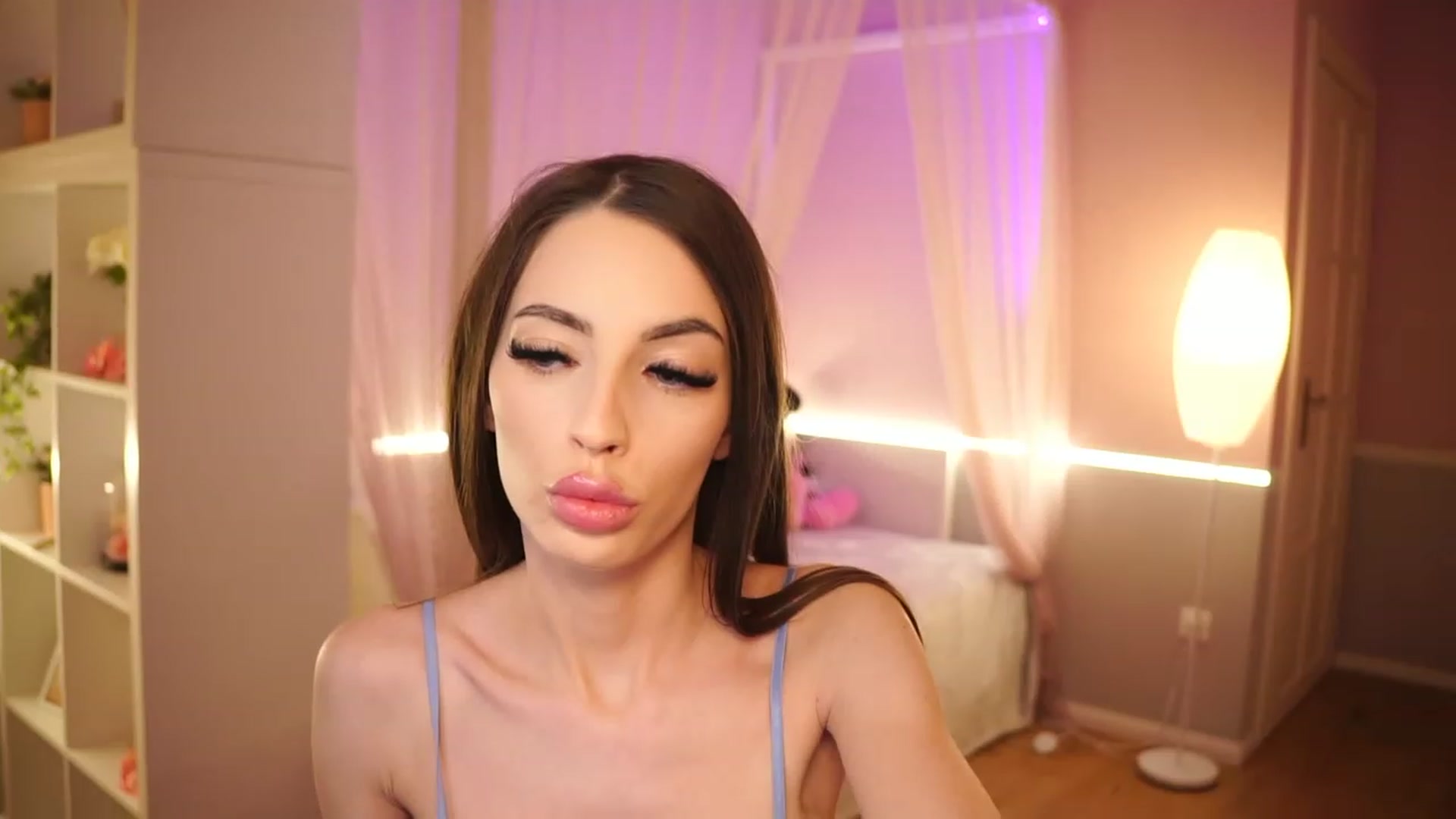 Gallery image thumbnail from Ohmymia_'s myfreecams stream on, 04/15/2023, 17:09 image 7 of 20