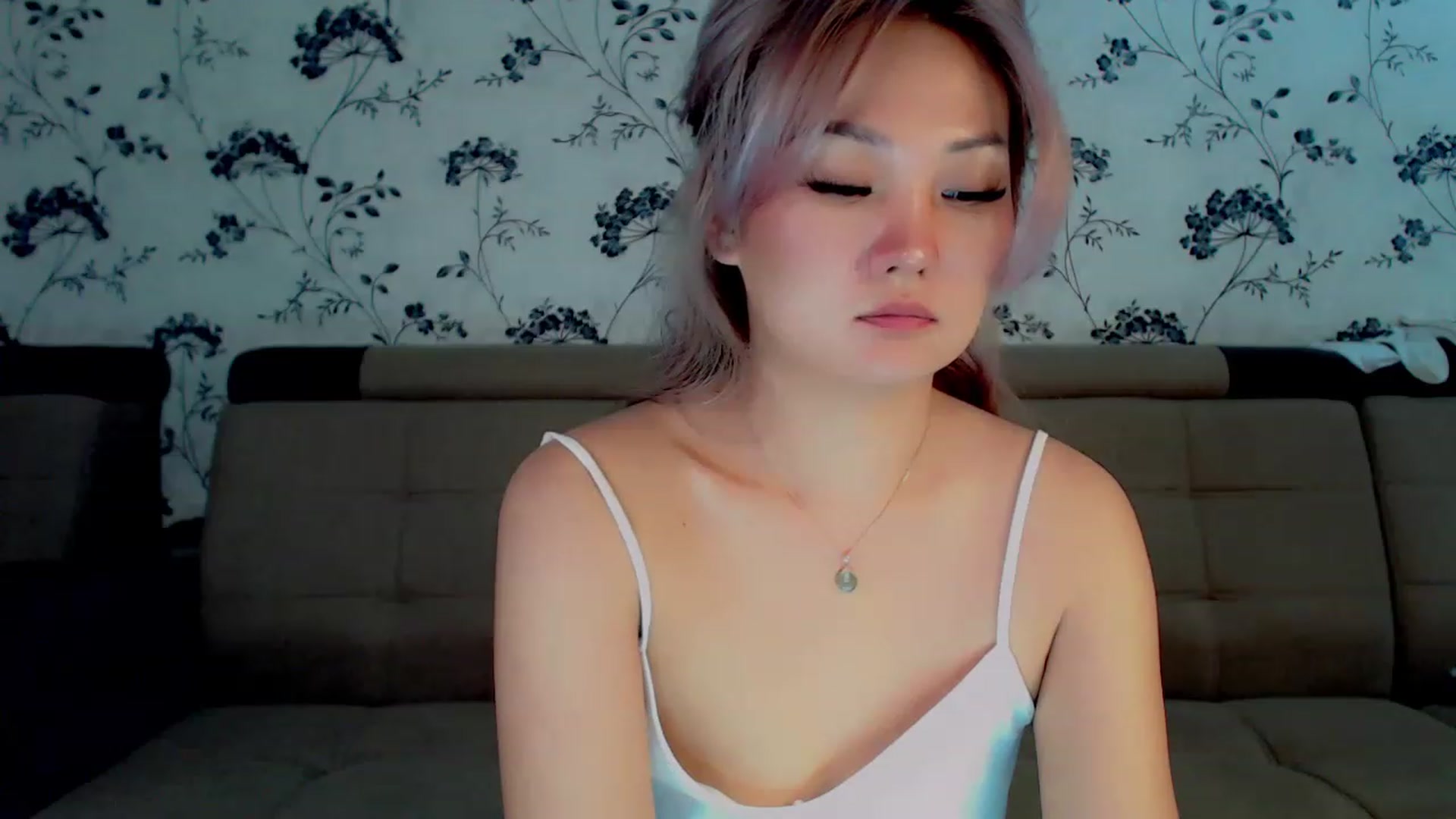 Gallery image thumbnail from Oiuysgdb's myfreecams stream on, 12/05/2022, 13:37 image 16 of 20