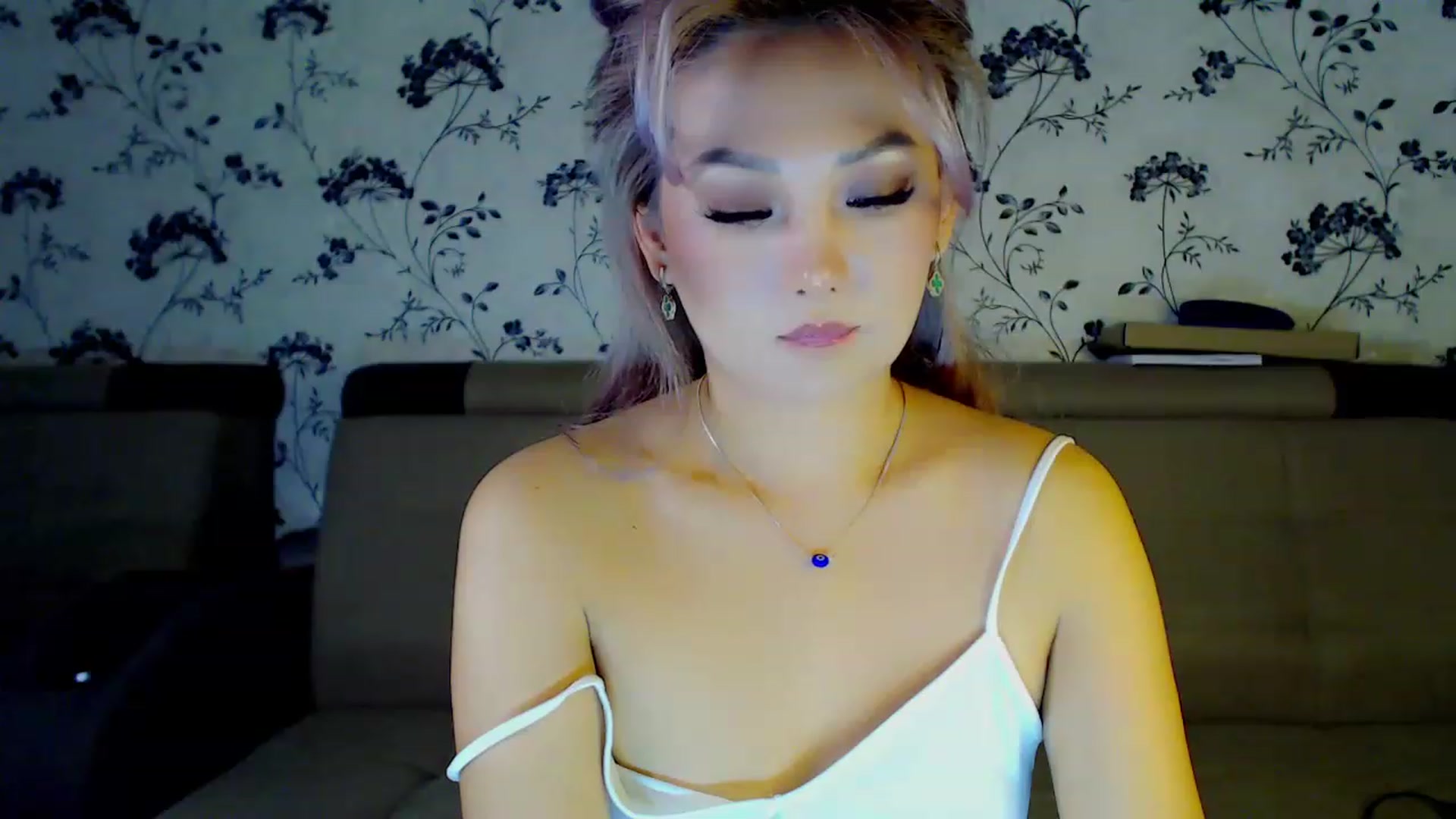 Gallery image thumbnail from Oiuysgdb's myfreecams stream on, 12/10/2022, 12:29 image 12 of 20