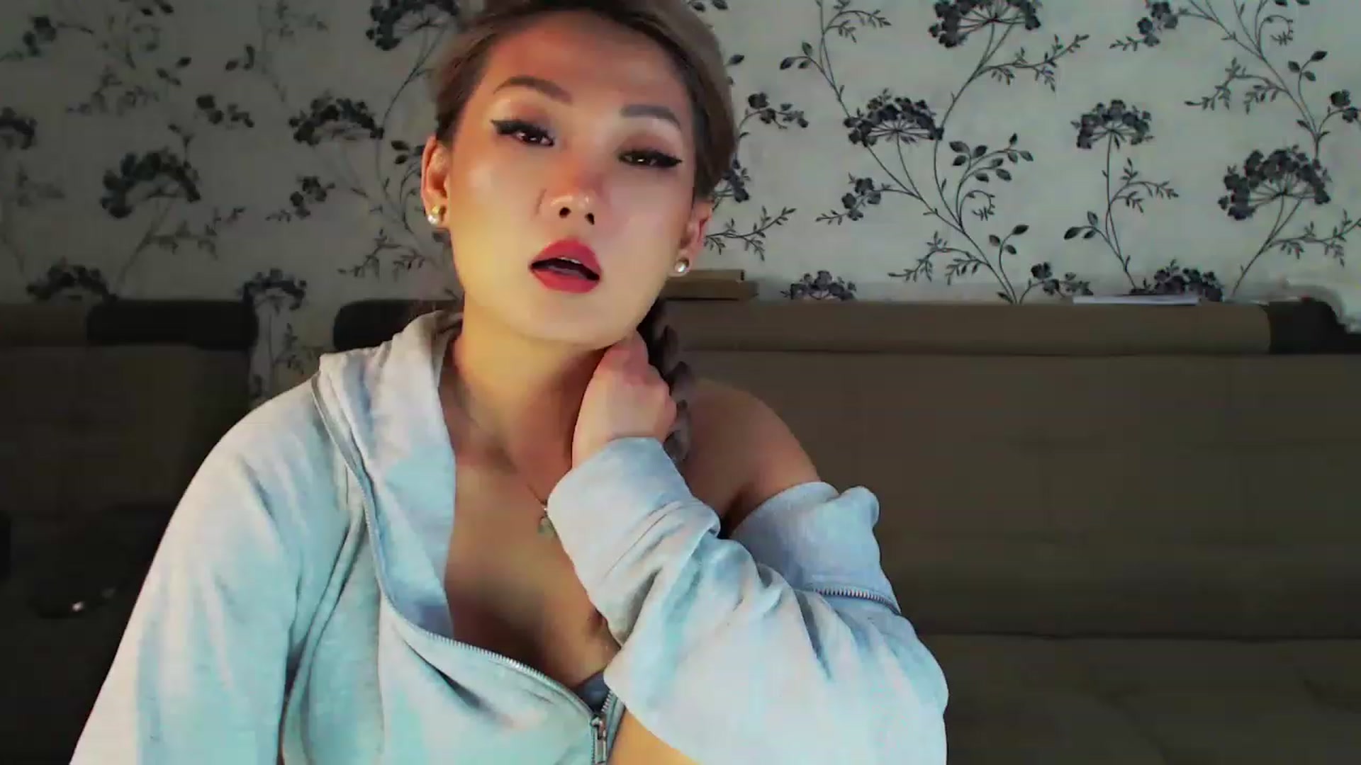 Gallery image thumbnail from Oiuysgdb's myfreecams stream on, 12/24/2022, 17:20 image 14 of 20