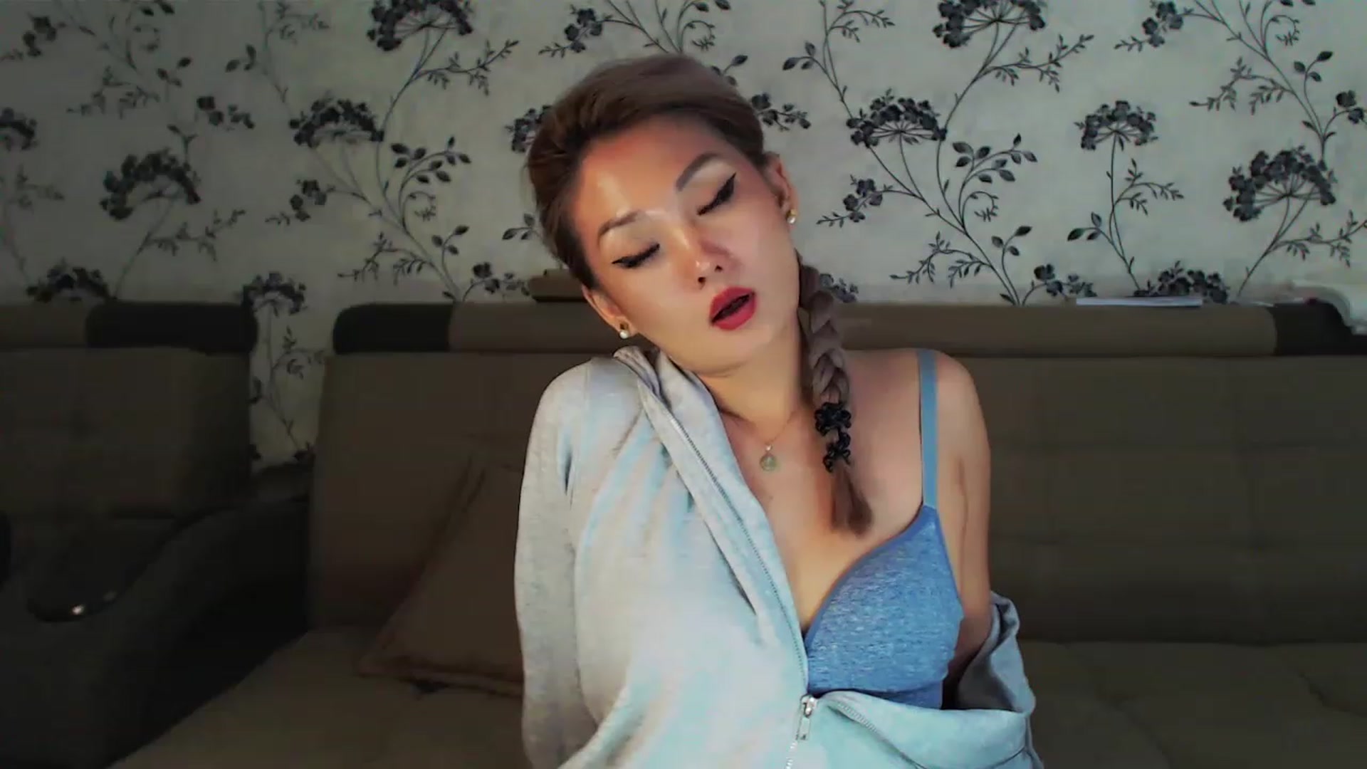 Gallery image thumbnail from Oiuysgdb's myfreecams stream on, 12/24/2022, 17:20 image 7 of 20