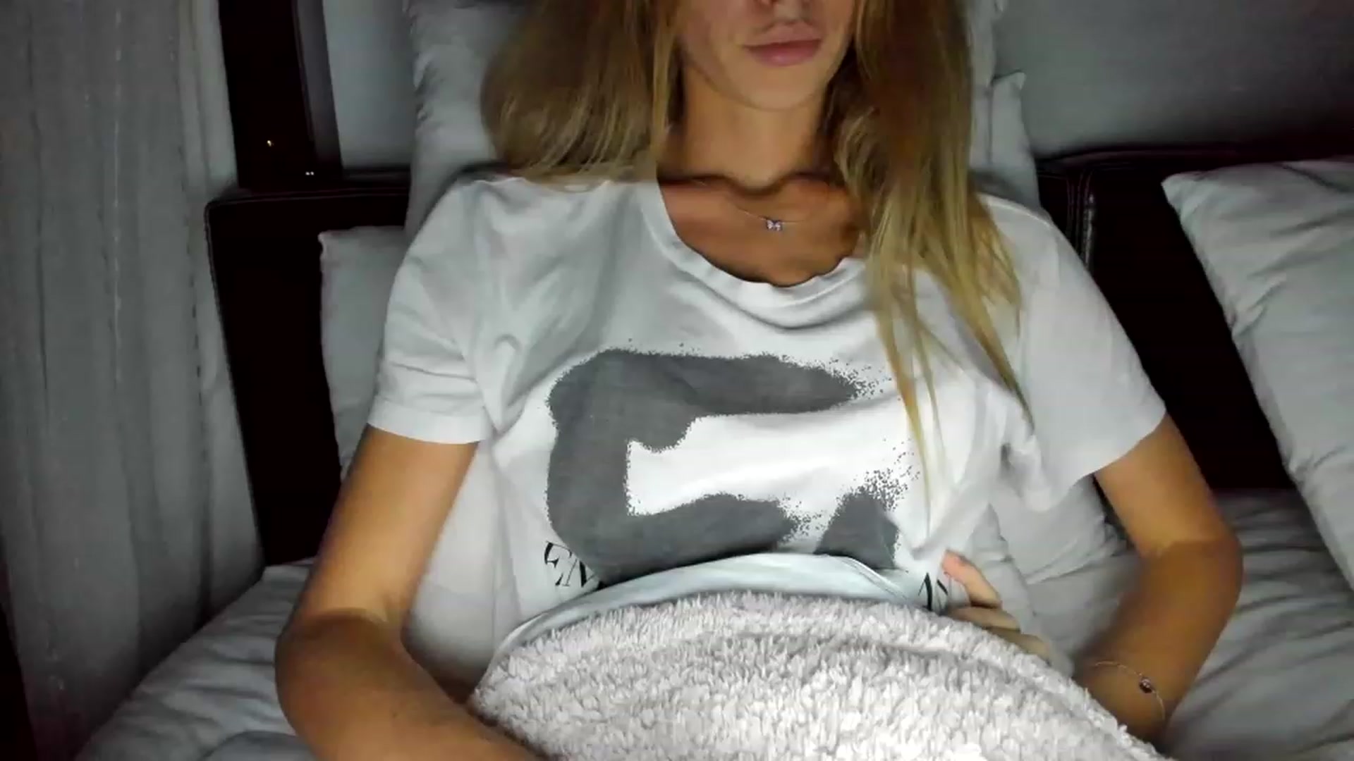 Gallery image thumbnail from Oksanafedorov's myfreecams stream on, 11/19/2022, 20:05 image 1 of 20