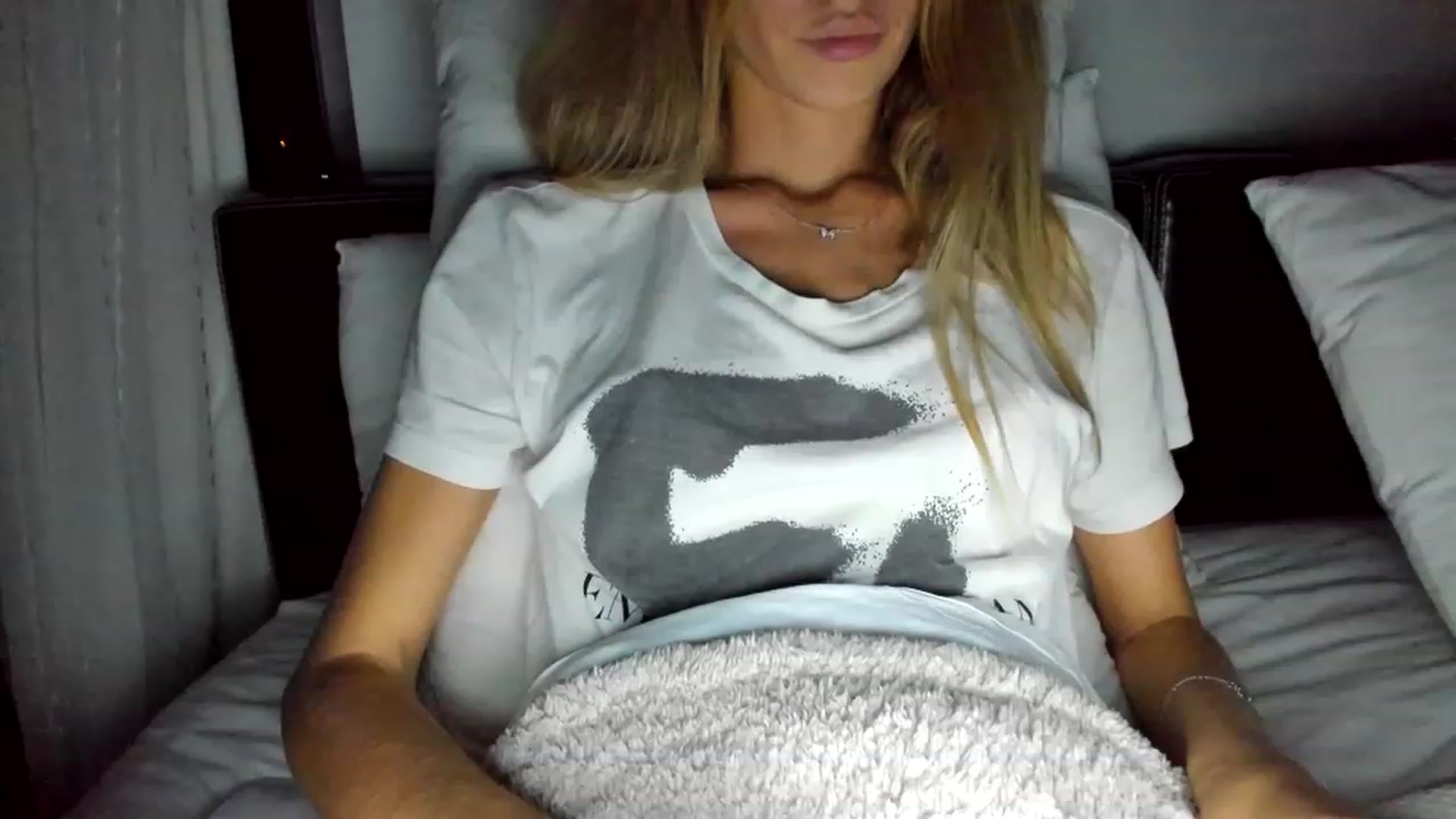 Gallery image thumbnail from Oksanafedorov's myfreecams stream on, 11/19/2022, 20:05 image 6 of 20