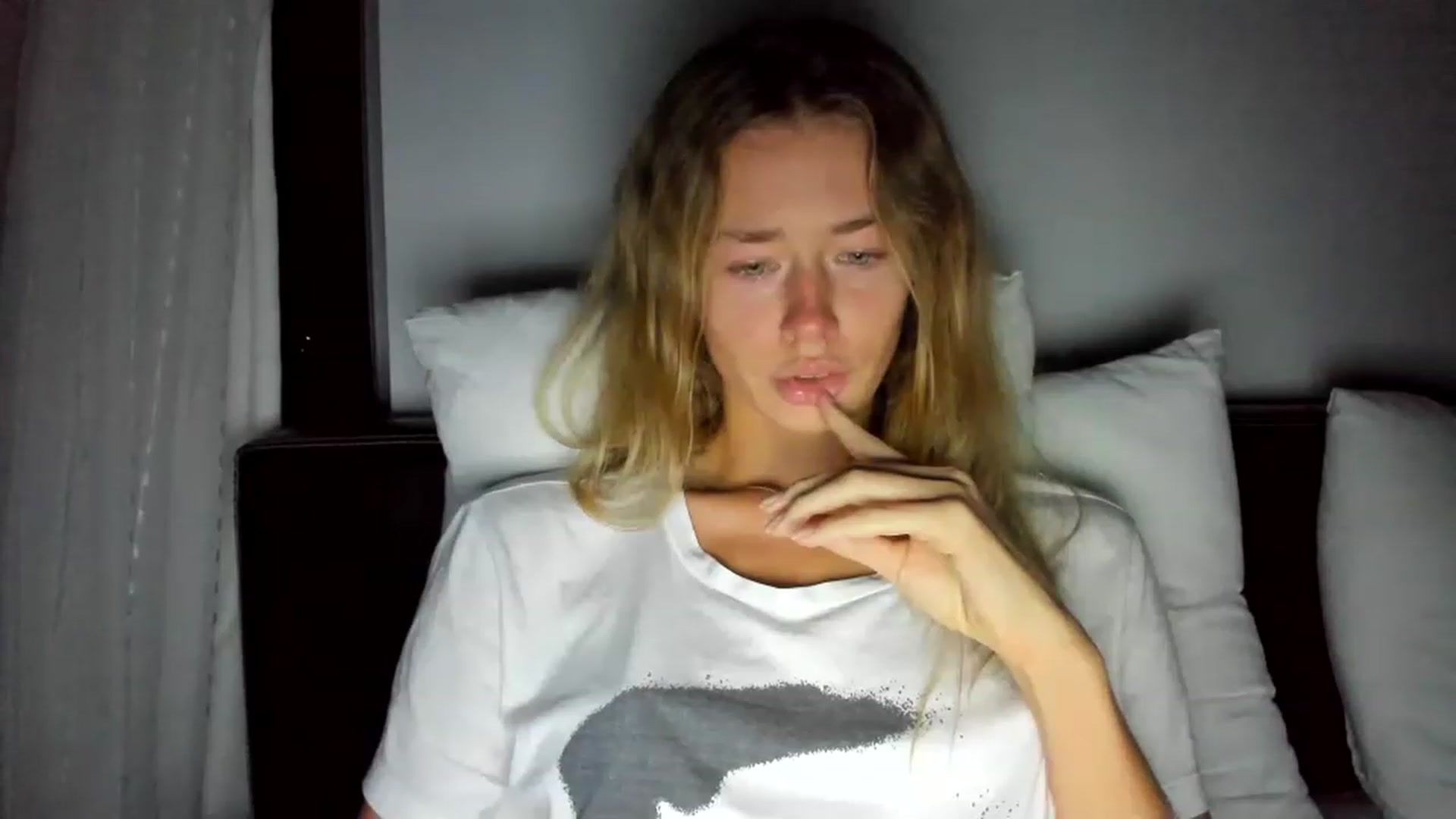 Gallery image thumbnail from Oksanafedorov's myfreecams stream on, 11/20/2022, 20:29 image 4 of 20
