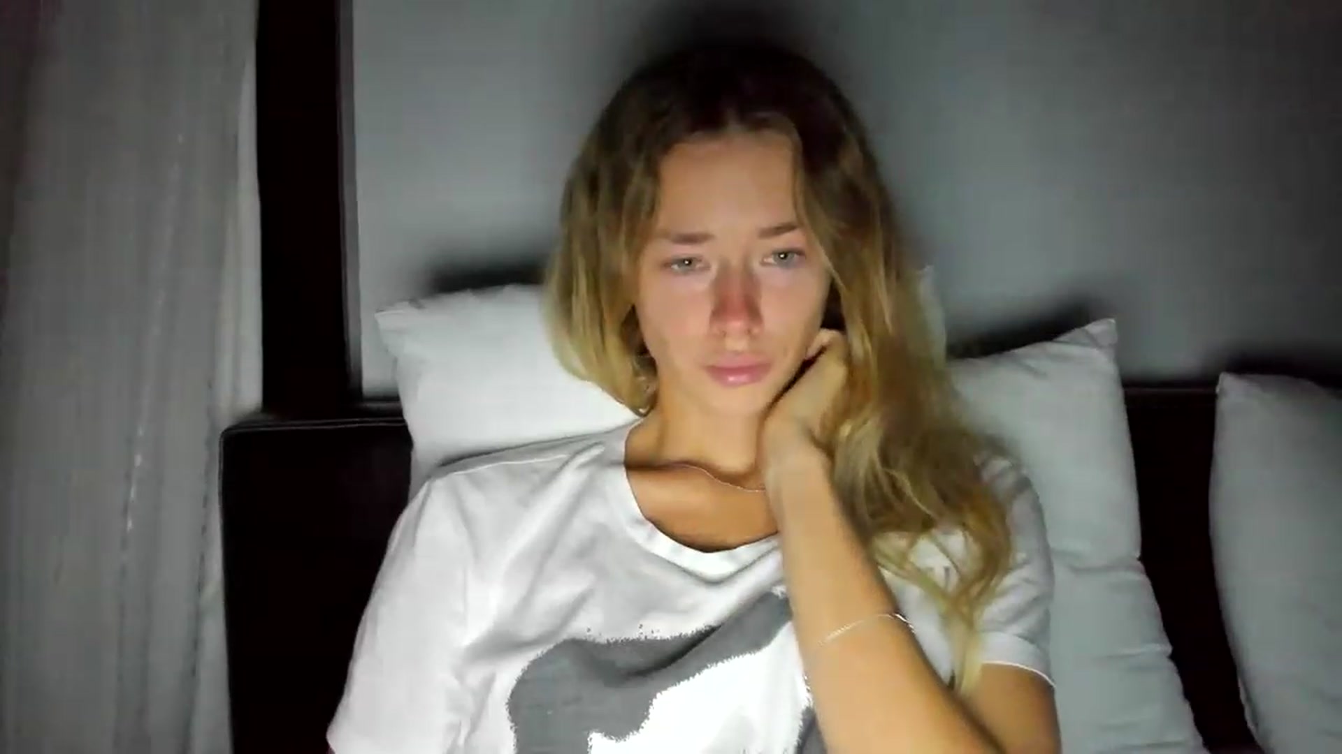Gallery image thumbnail from Oksanafedorov's myfreecams stream on, 11/20/2022, 20:29 image 17 of 20