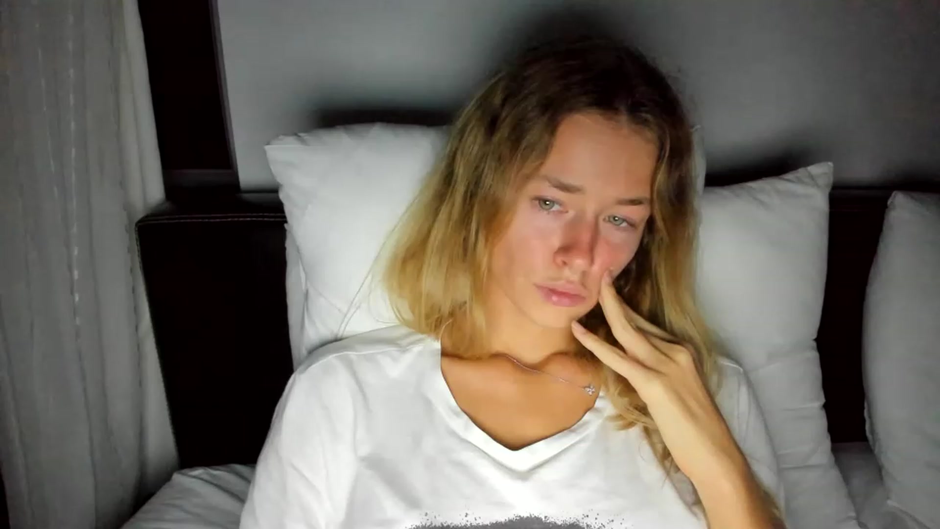 Gallery image thumbnail from Oksanafedorov's myfreecams stream on, 11/20/2022, 21:09 image 8 of 20