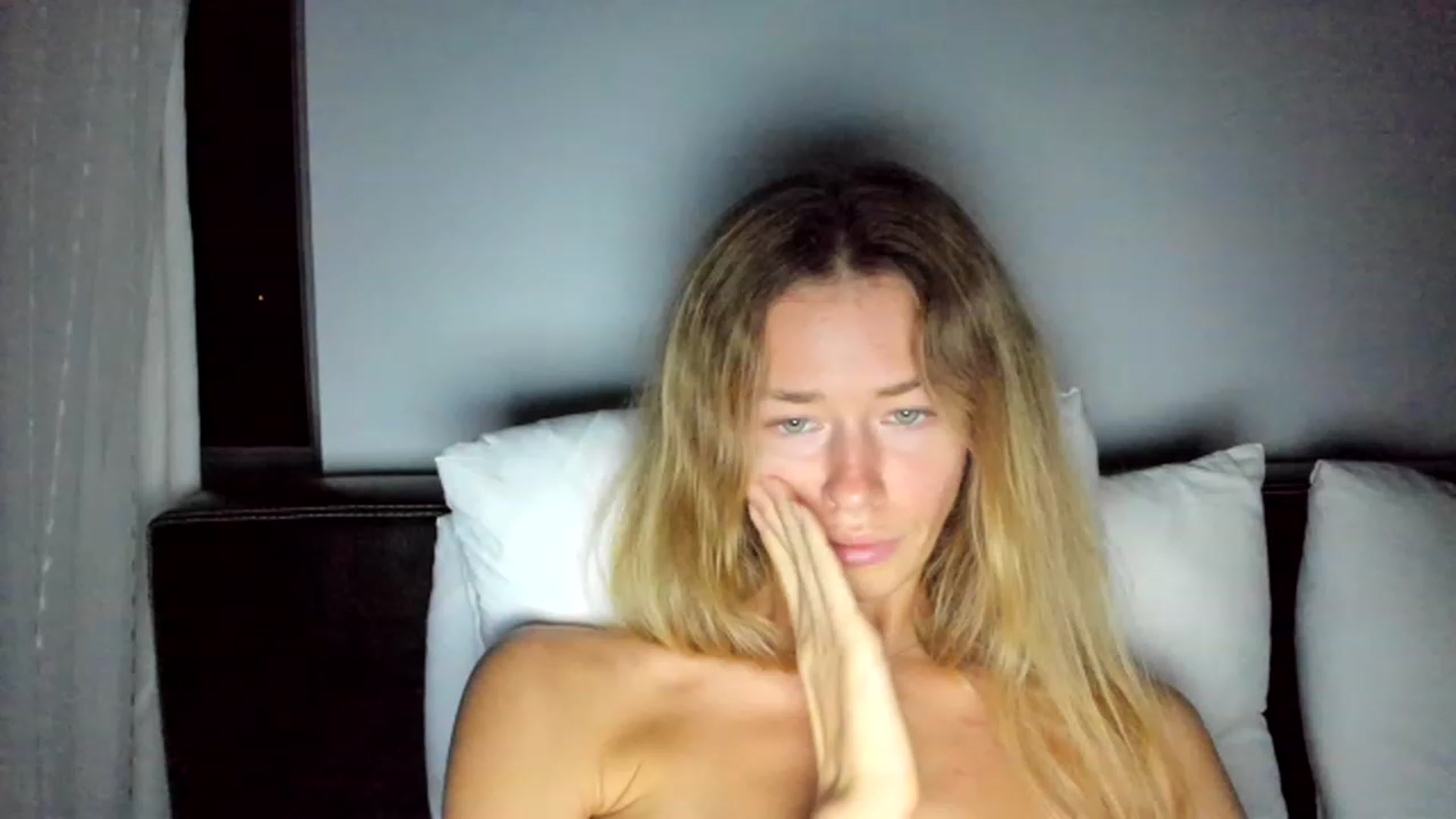 Gallery image thumbnail from Oksanafedorov's myfreecams stream on, 11/20/2022, 23:27 image 10 of 20