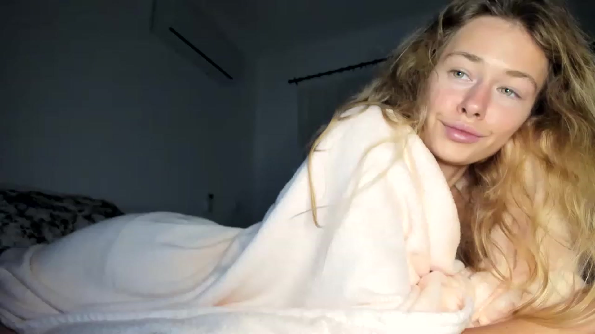 Gallery image thumbnail from Oksanafedorov's myfreecams stream on, 11/24/2022, 17:54 image 12 of 20