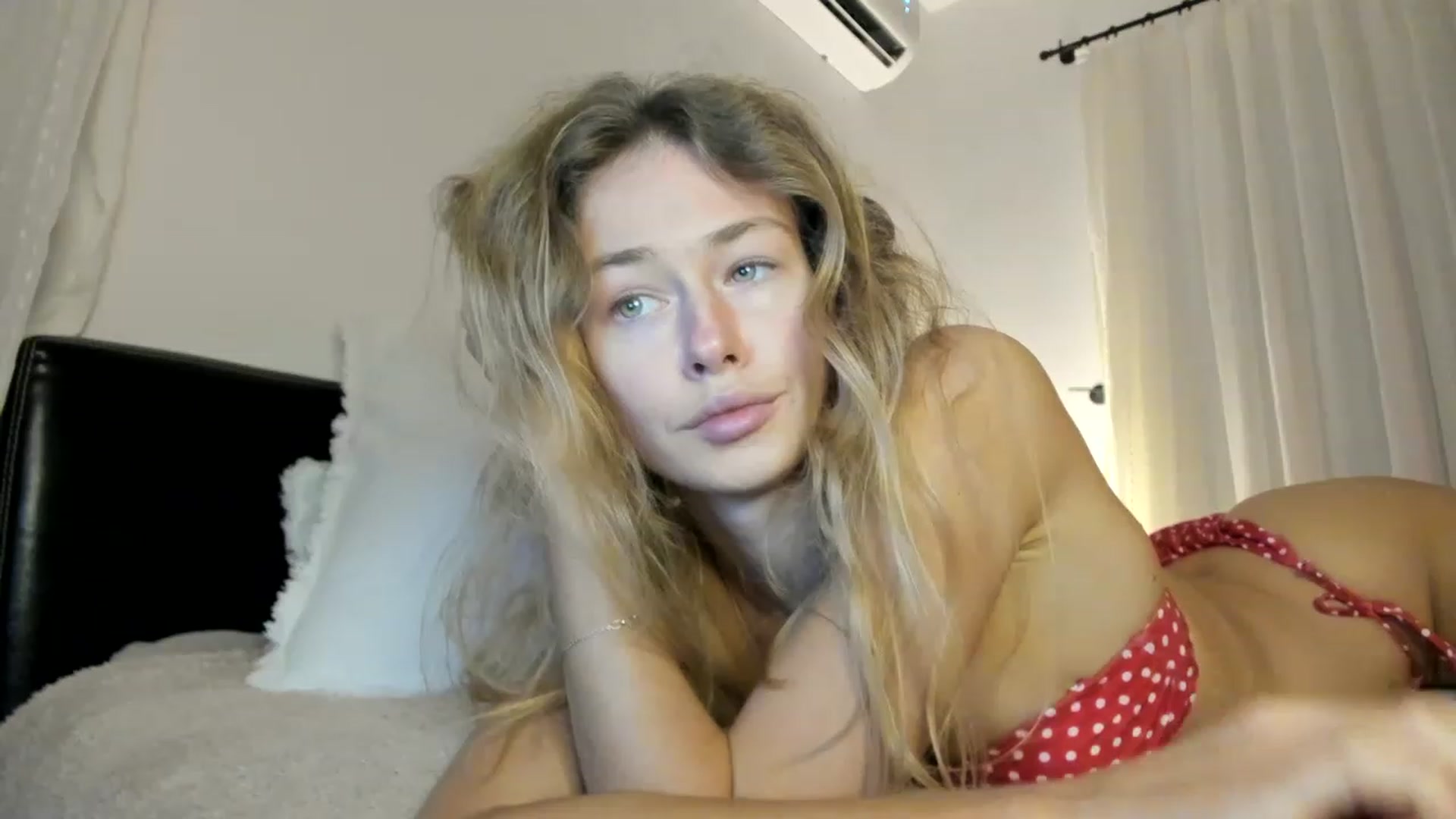 Gallery image thumbnail from Oksanafedorov's myfreecams stream on, 12/03/2022, 17:37 image 11 of 20