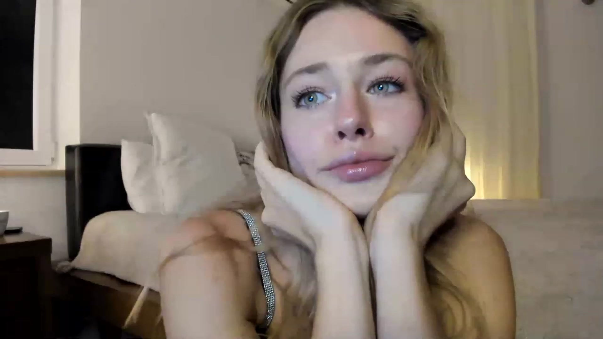 Gallery image thumbnail from Oksanafedorov's myfreecams stream on, 12/26/2022, 18:12 image 4 of 20