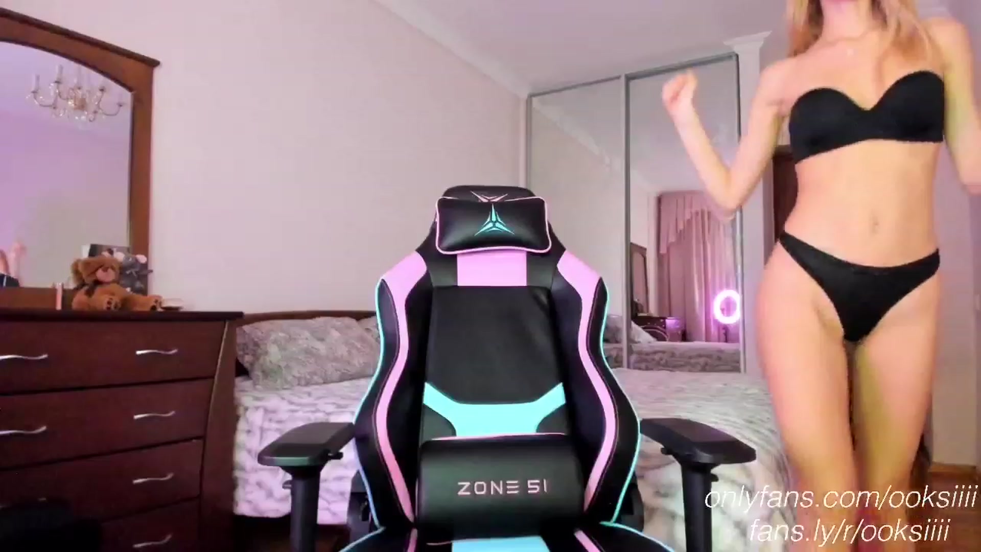 Gallery image thumbnail from Oksanafedorov's myfreecams stream on, 01/28/2023, 20:50 image 11 of 20
