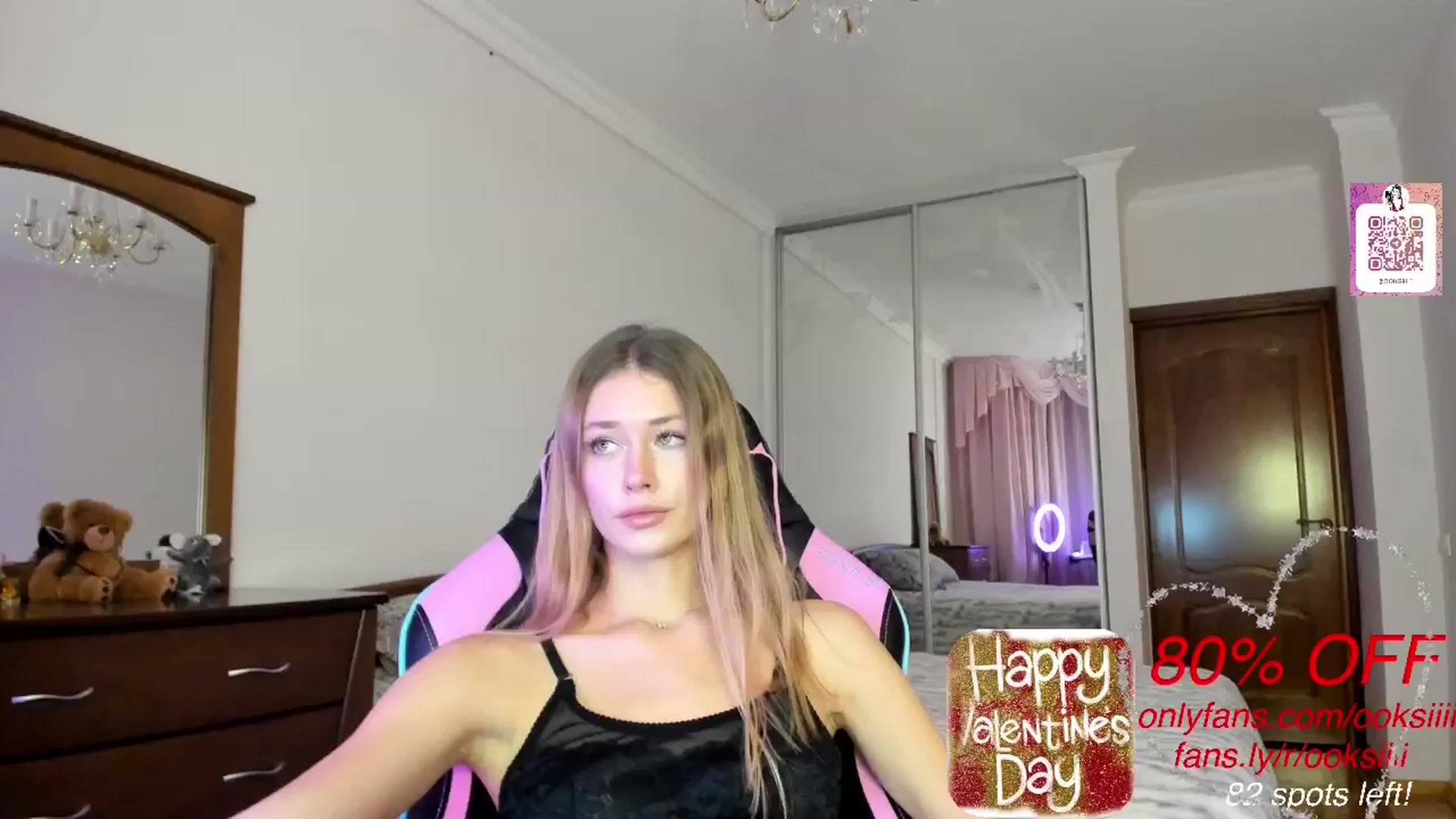 Gallery image thumbnail from Oksanafedorov's myfreecams stream on, 02/14/2023, 18:14 image 6 of 20