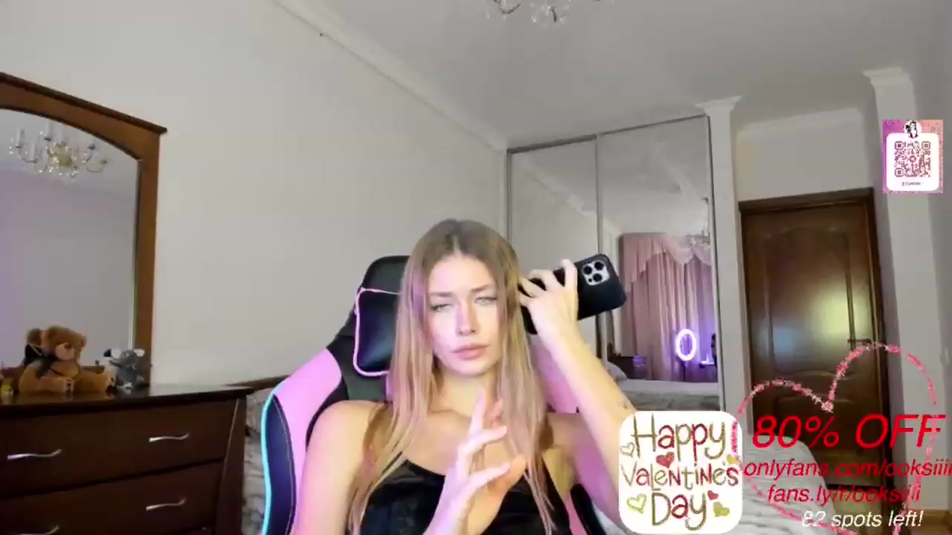 Gallery image thumbnail from Oksanafedorov's myfreecams stream on, 02/14/2023, 18:14 image 8 of 20