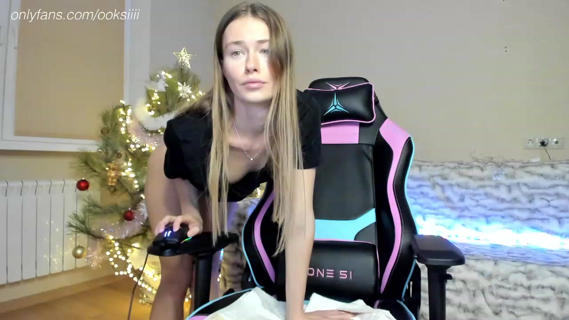 Gallery image thumbnail from Oksanafedorov's myfreecams stream on, 01/05/2024, 18:54 image 2 of 20