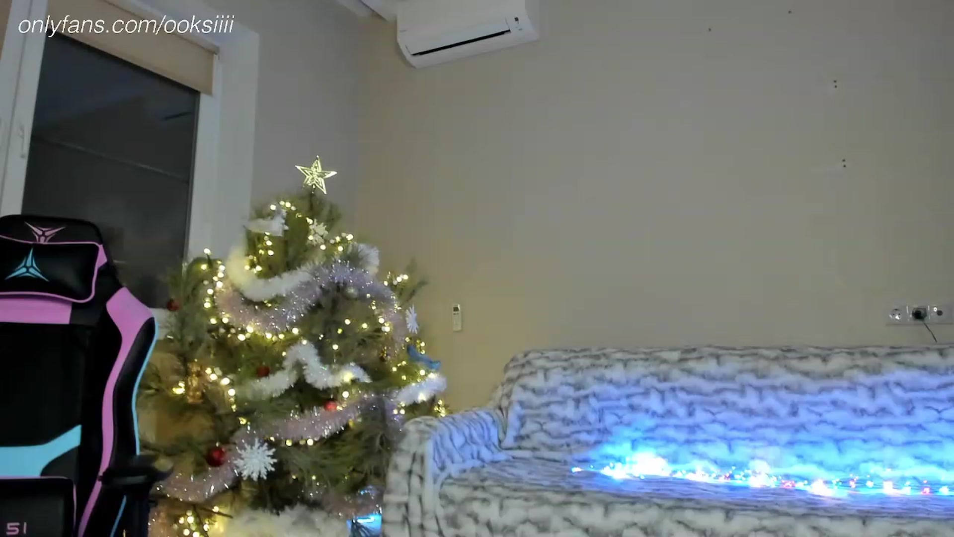 Gallery image thumbnail from Oksanafedorov's myfreecams stream on, 01/09/2024, 18:31 image 5 of 20
