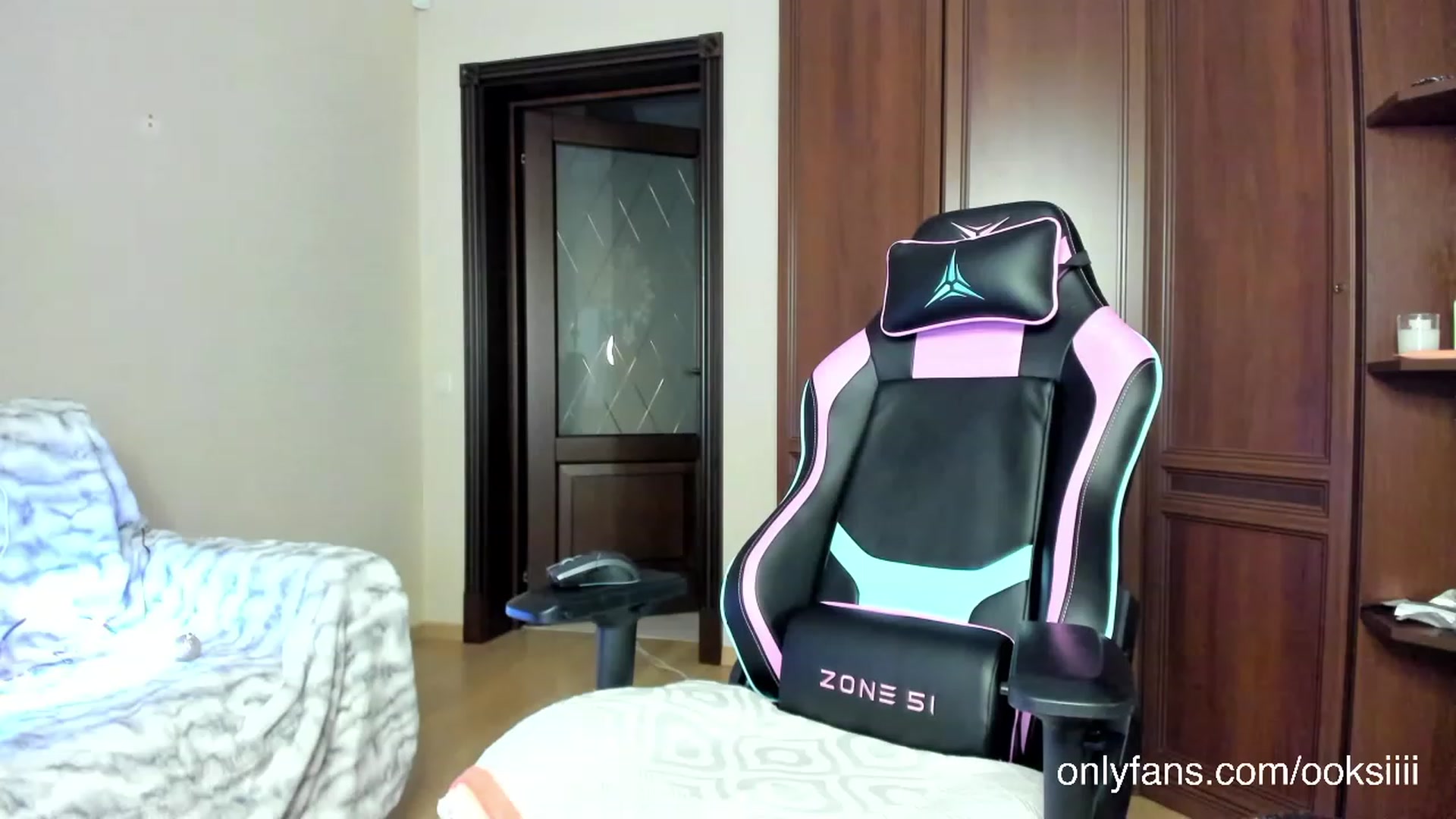 Gallery image thumbnail from Oksanafedorov's myfreecams stream on, 02/05/2024, 15:24 image 12 of 20