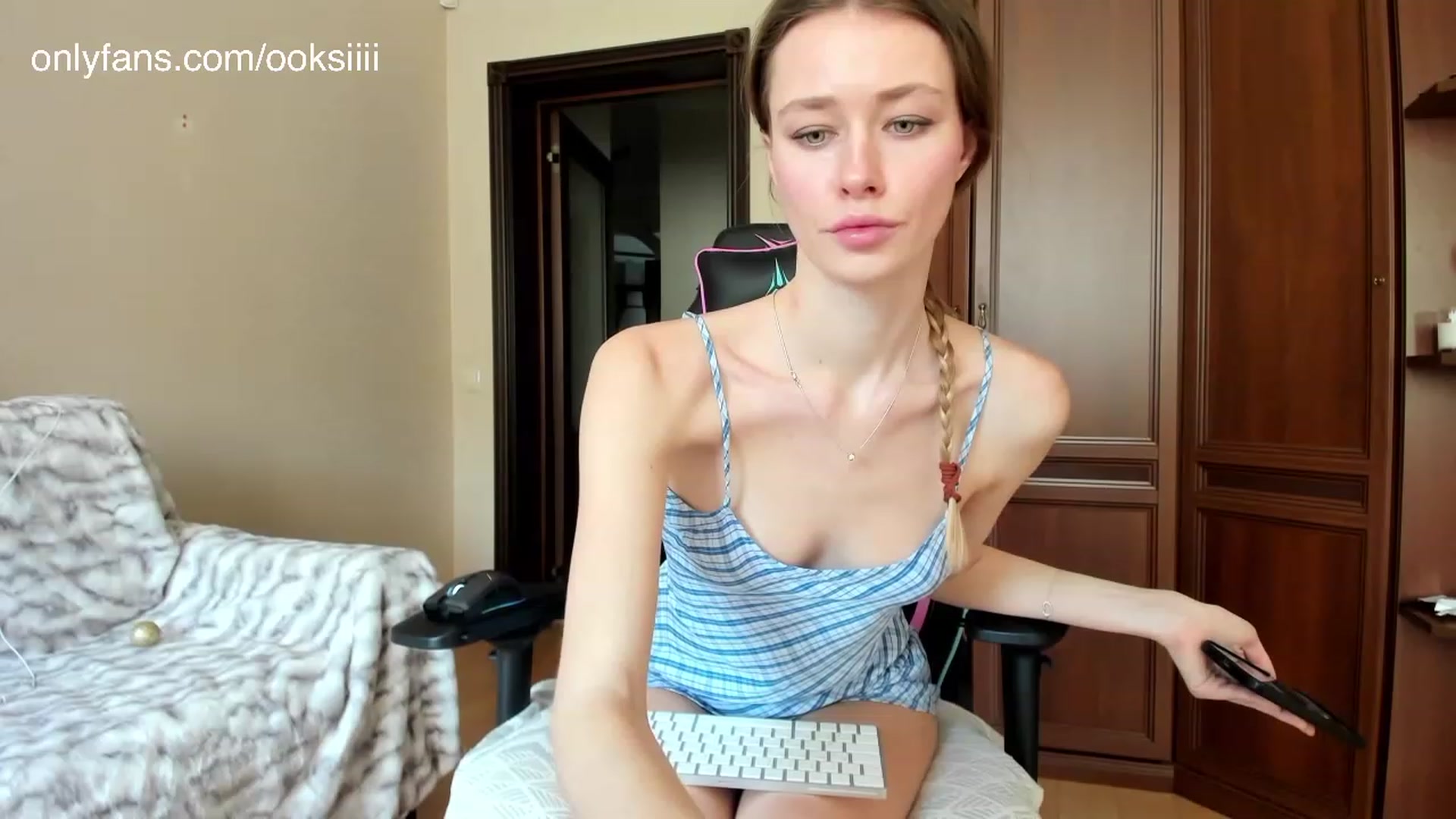 Gallery image thumbnail from Oksanafedorov's myfreecams stream on, 02/07/2024, 09:07 image 10 of 20