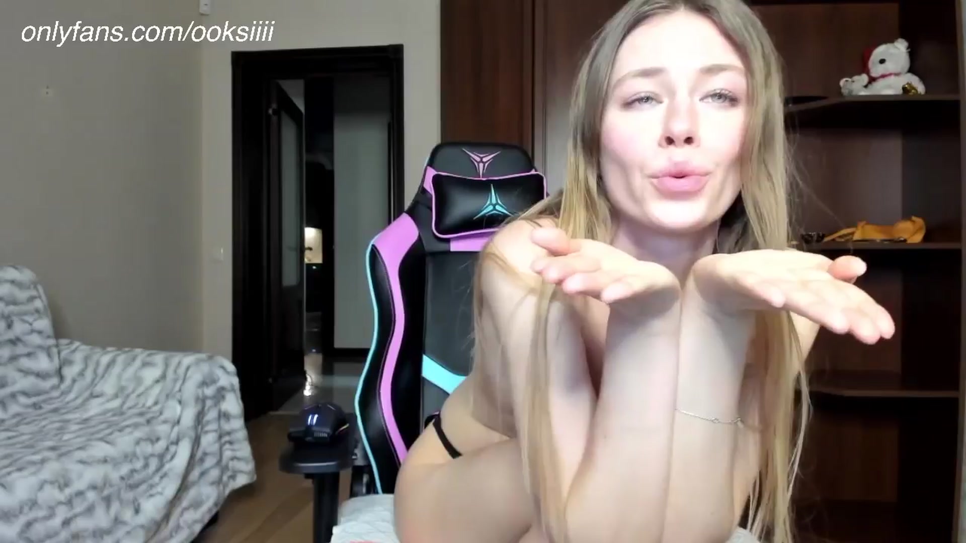 Gallery image thumbnail from Oksanafedorov's myfreecams stream on, 03/23/2024, 19:53 image 18 of 20