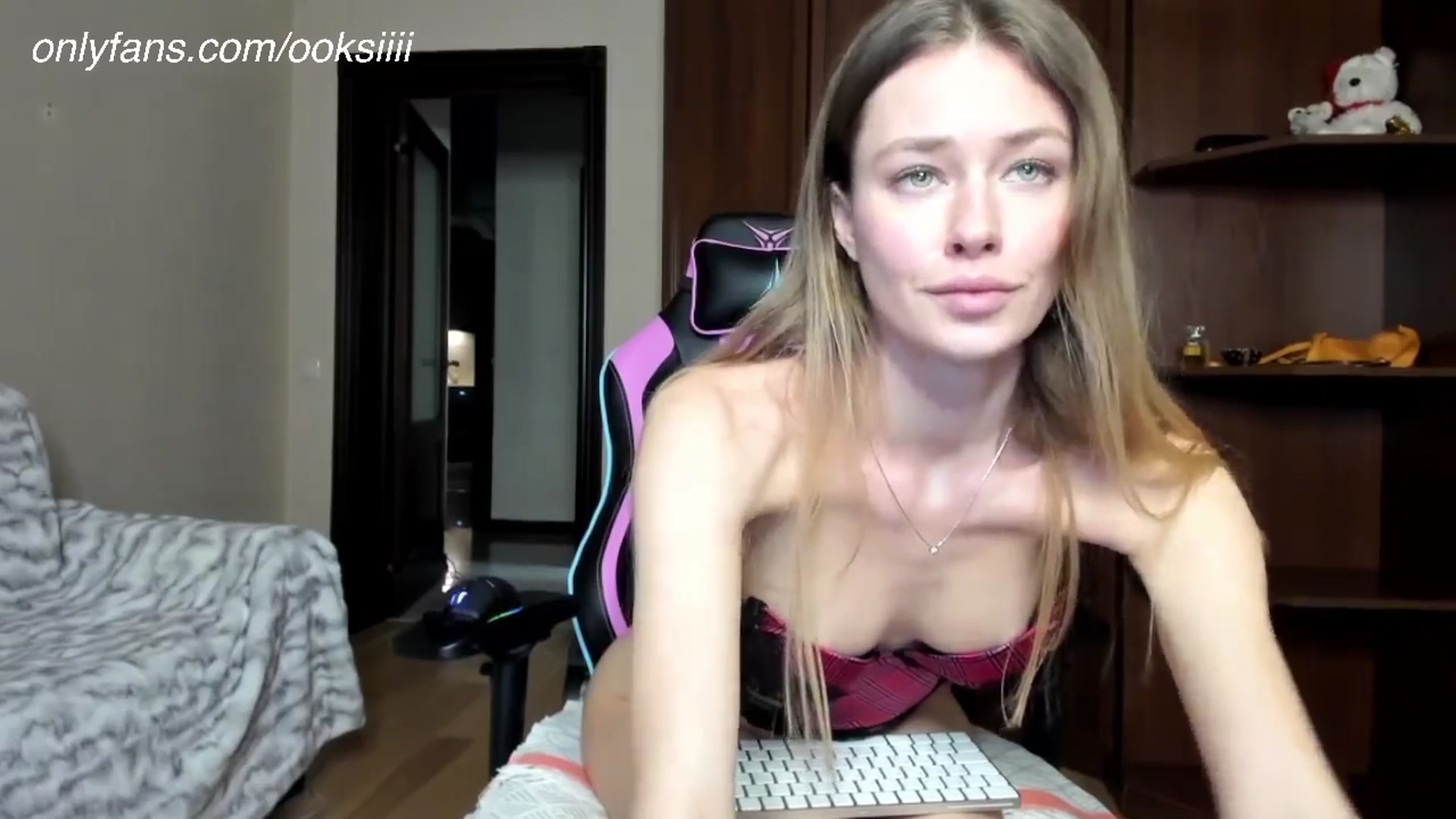 Gallery image thumbnail from Oksanafedorov's myfreecams stream on, 03/23/2024, 19:53 image 5 of 20