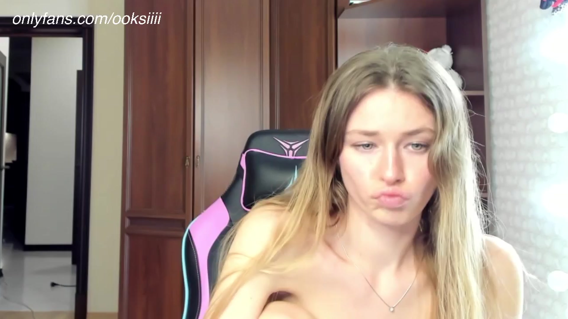 Gallery image thumbnail from Oksanafedorov's myfreecams stream on, 03/25/2024, 24:36 image 4 of 20