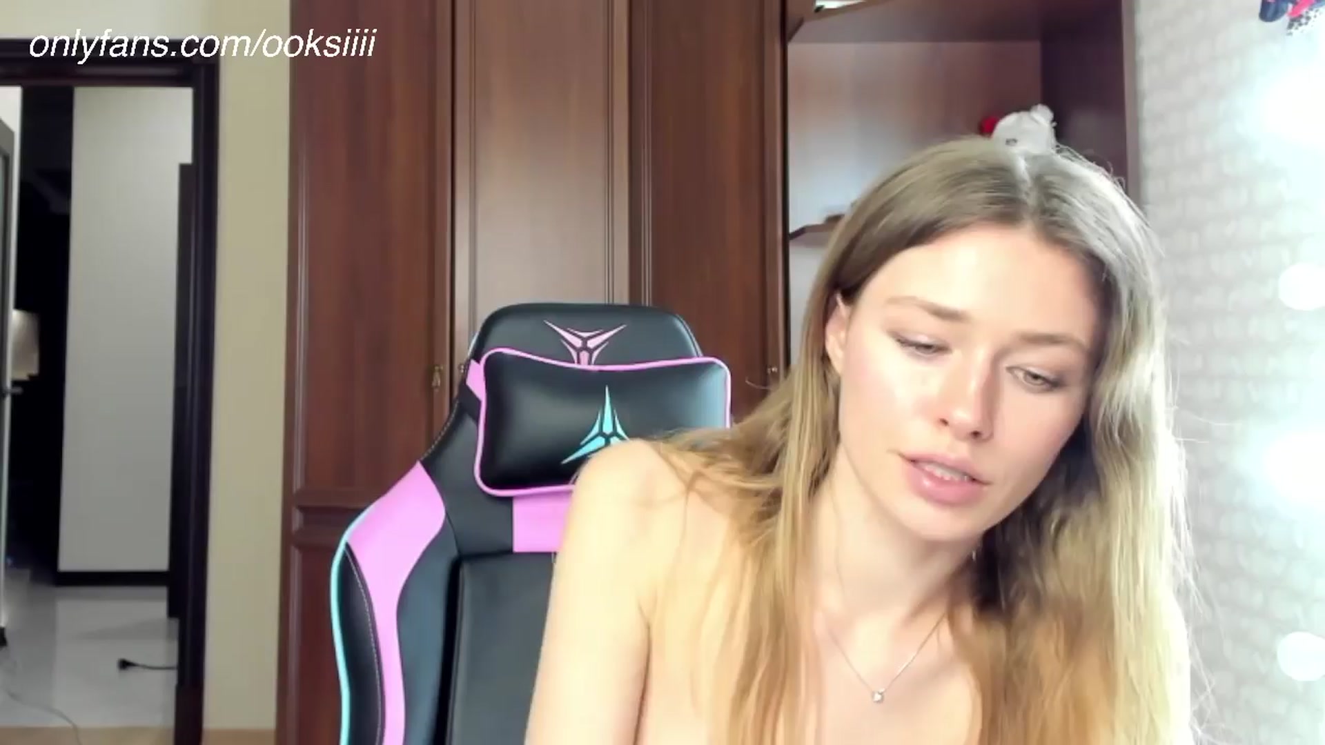 Gallery image thumbnail from Oksanafedorov's myfreecams stream on, 03/25/2024, 24:36 image 1 of 20