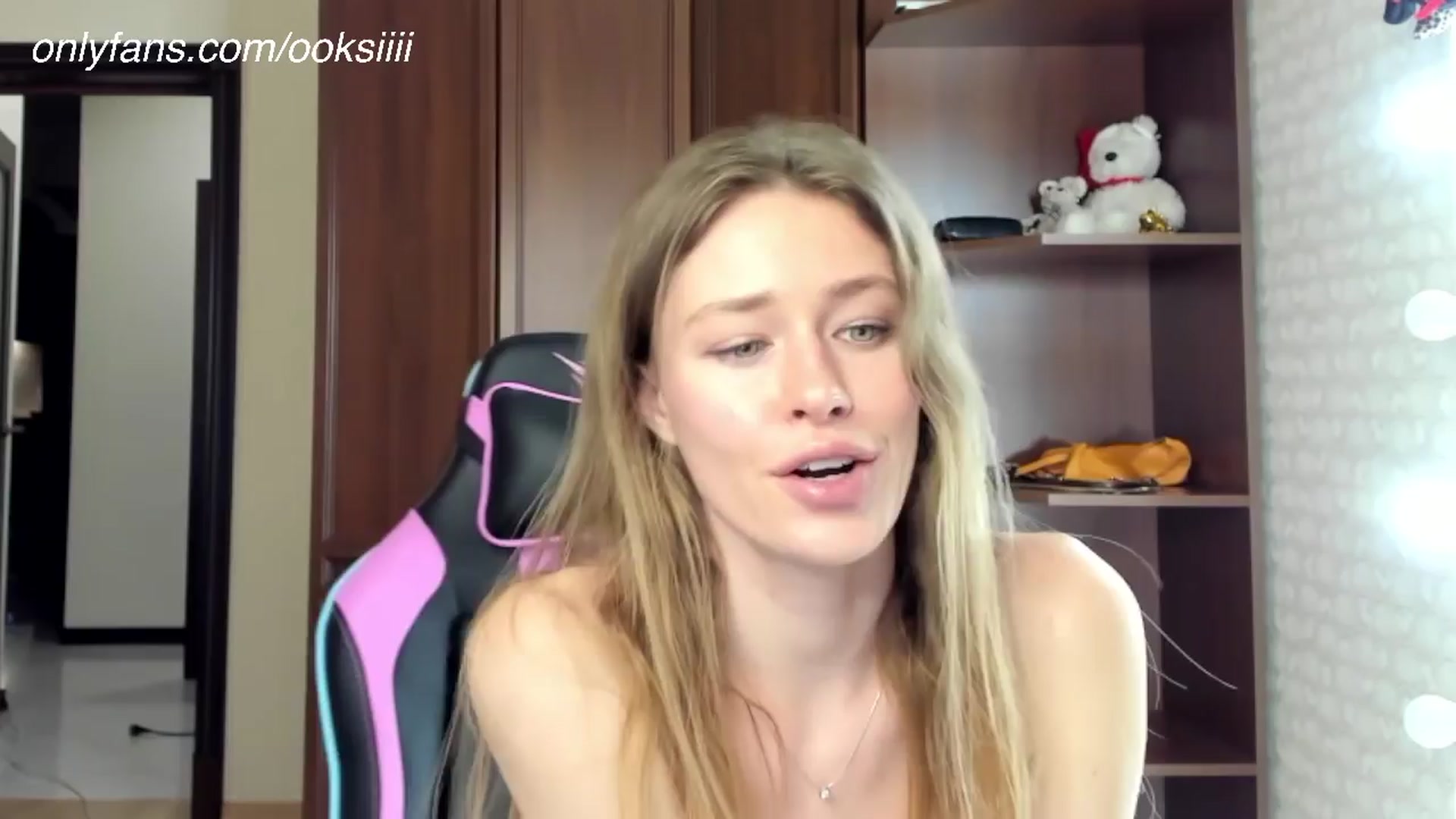 Gallery image thumbnail from Oksanafedorov's myfreecams stream on, 03/25/2024, 24:36 image 3 of 20