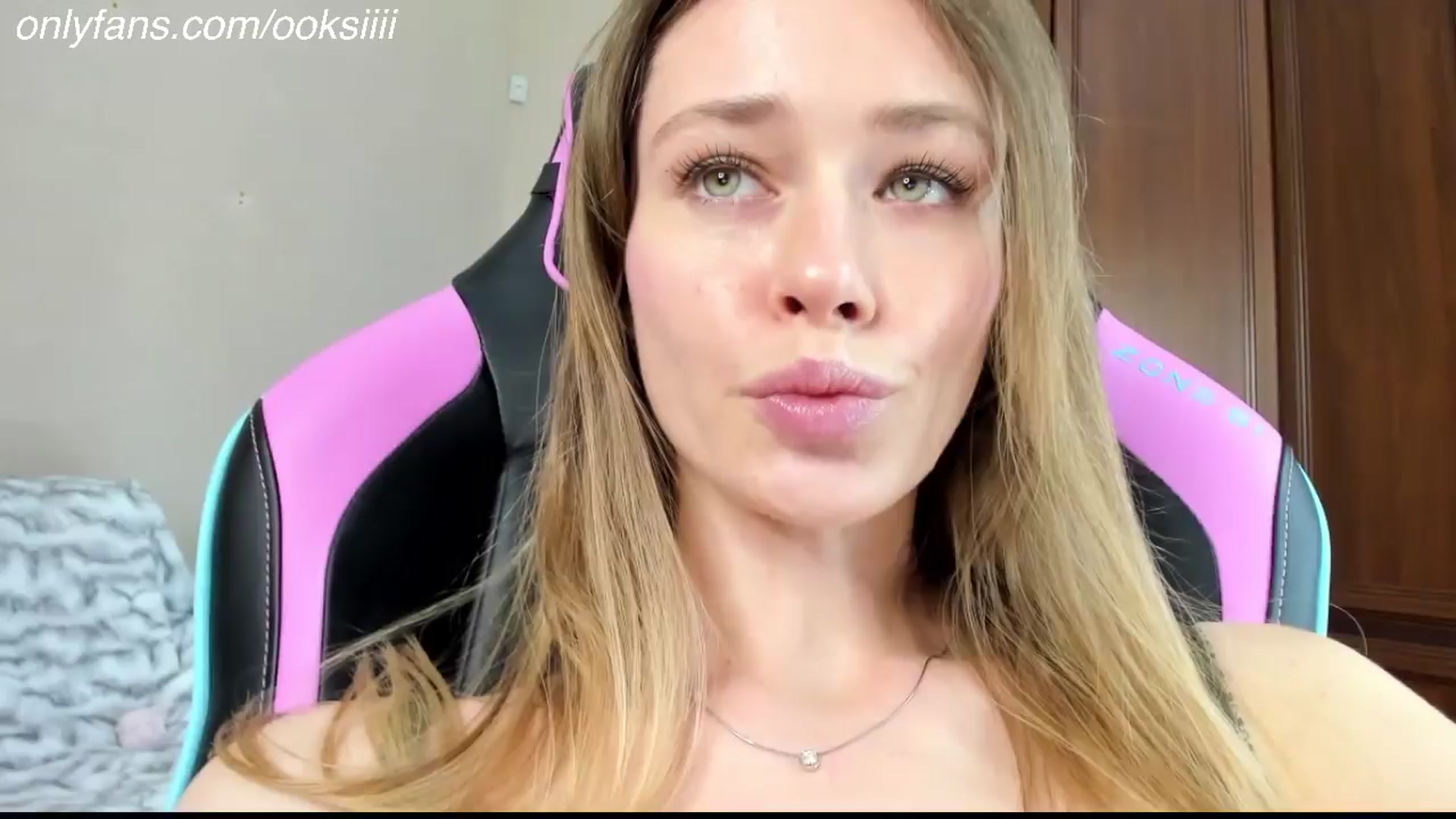 Gallery image thumbnail from Oksanafedorov's myfreecams stream on, 03/31/2024, 01:56 image 5 of 20