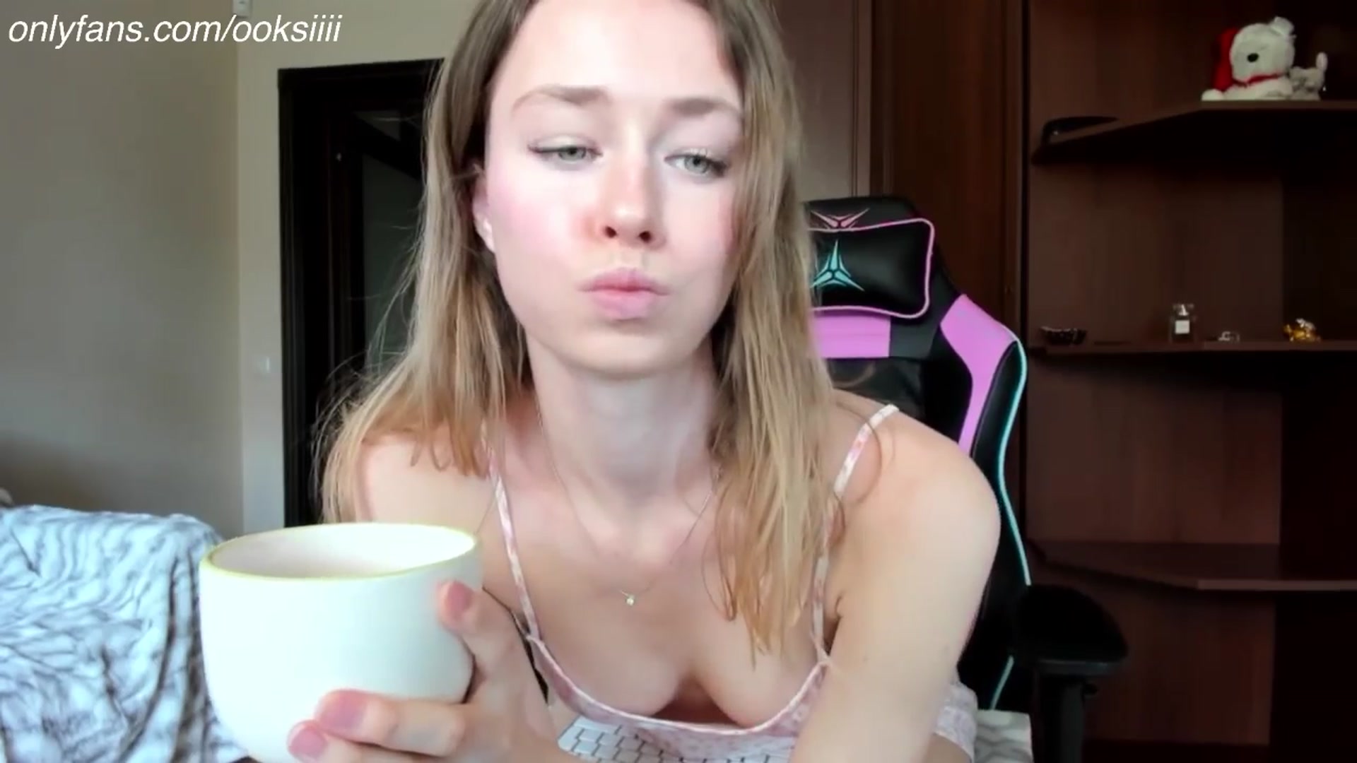 Gallery image thumbnail from Oksanafedorov's myfreecams stream on, 04/14/2024, 12:01 image 11 of 20