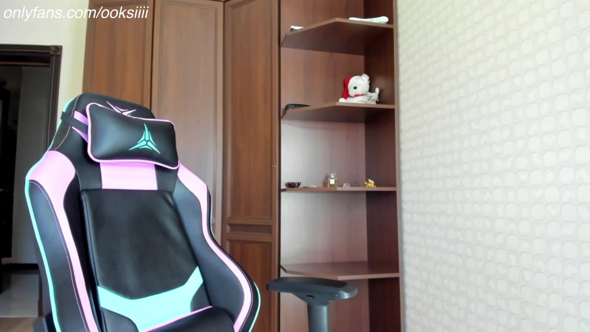Gallery image thumbnail from Oksanafedorov's myfreecams stream on, 04/16/2024, 16:37 image 16 of 20
