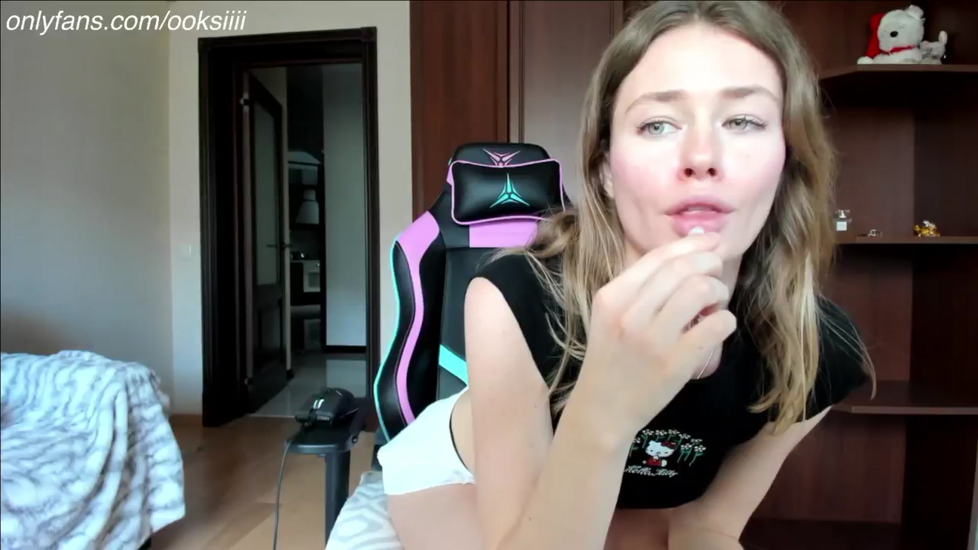 Gallery image thumbnail from Oksanafedorov's myfreecams stream on, 04/21/2024, 12:40 image 6 of 20