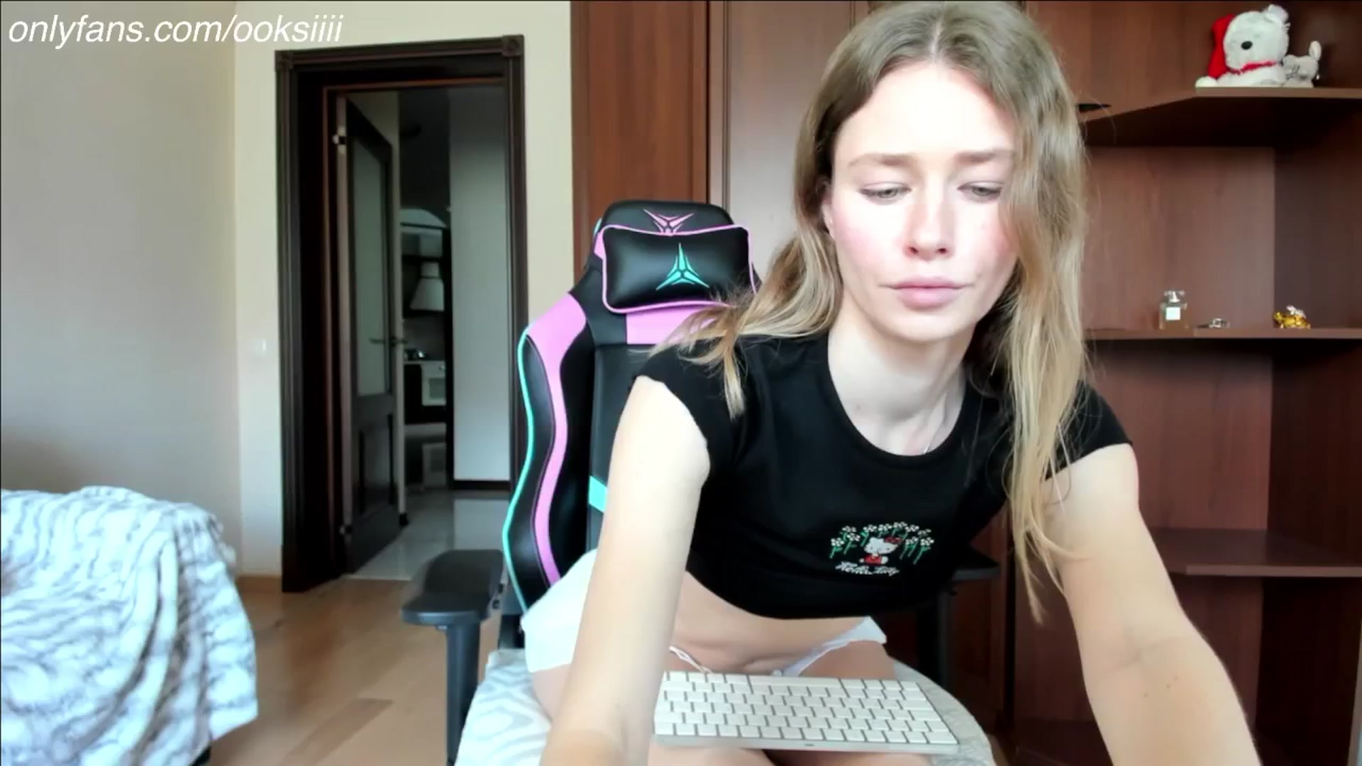 Gallery image thumbnail from Oksanafedorov's myfreecams stream on, 04/21/2024, 12:40 image 5 of 20