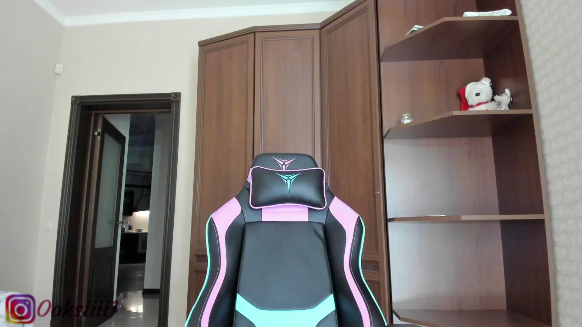 Gallery image thumbnail from Oksanafedorov's myfreecams stream on, 04/29/2024, 20:48 image 15 of 20