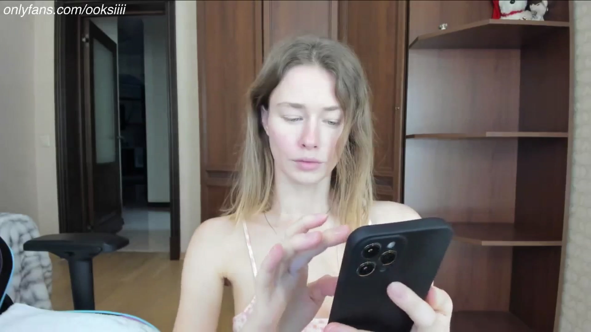Gallery image thumbnail from Oksanafedorov's myfreecams stream on, 05/15/2024, 16:16 image 16 of 20
