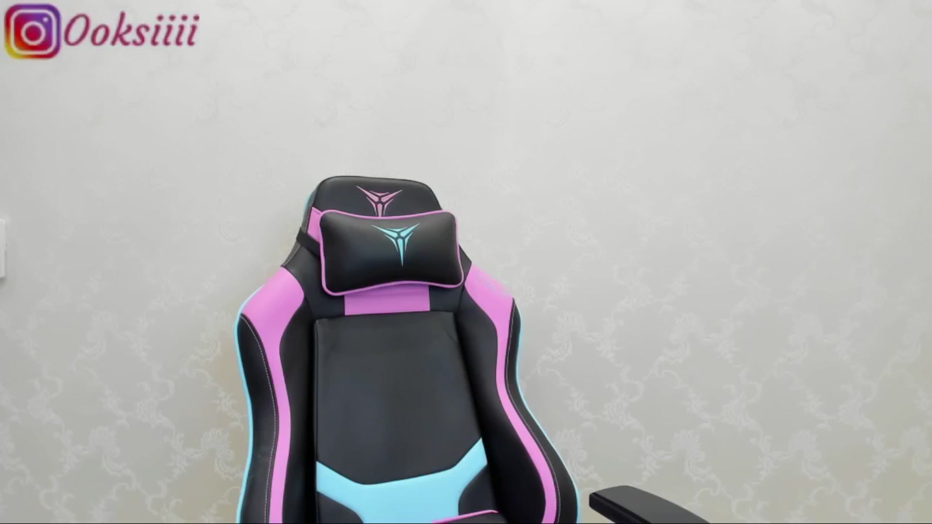 Gallery image thumbnail from Oksanafedorov's myfreecams stream on, 05/16/2024, 18:40 image 6 of 20