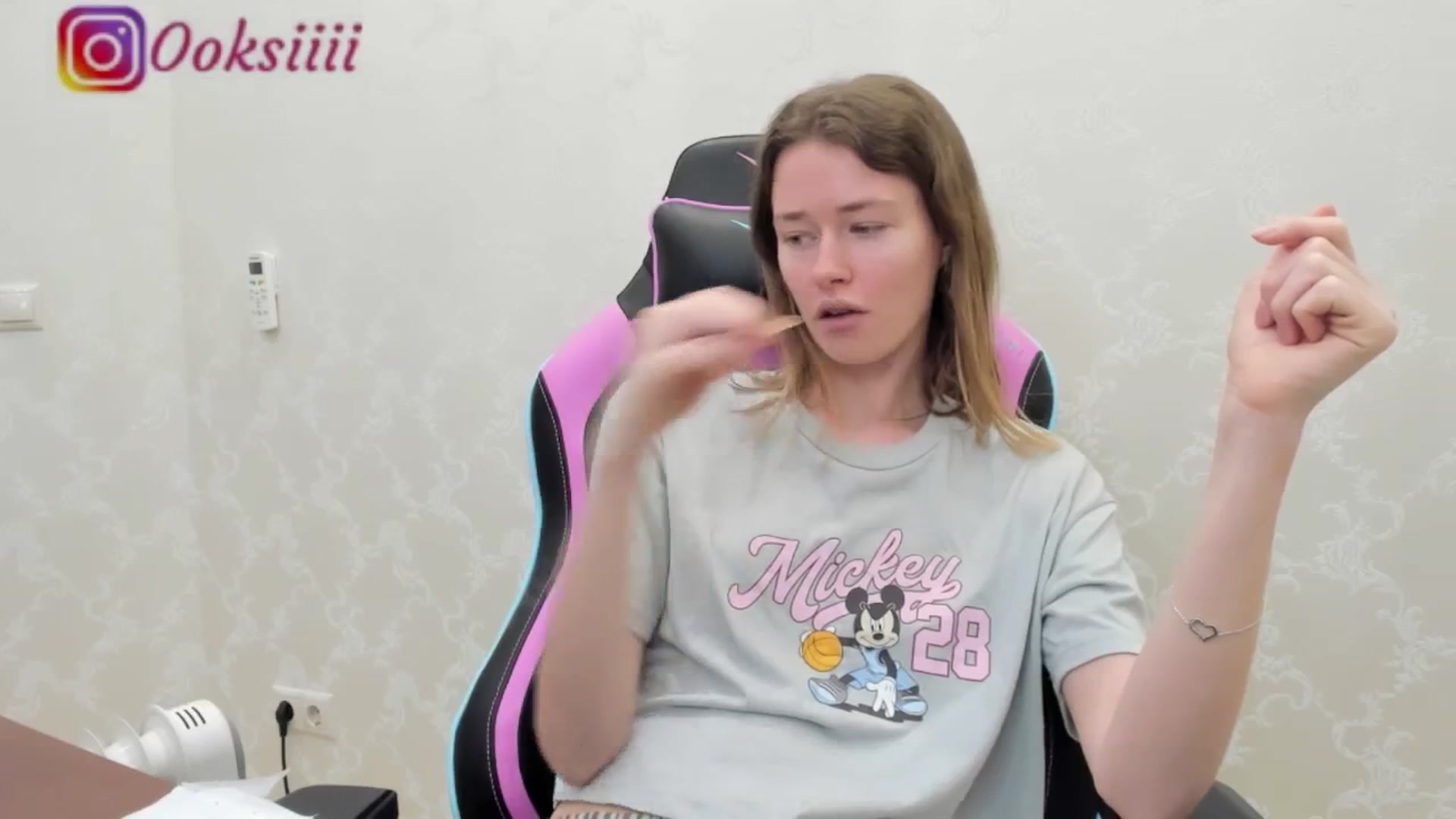 Gallery image thumbnail from Oksanafedorov's myfreecams stream on, 05/17/2024, 01:32 image 17 of 20
