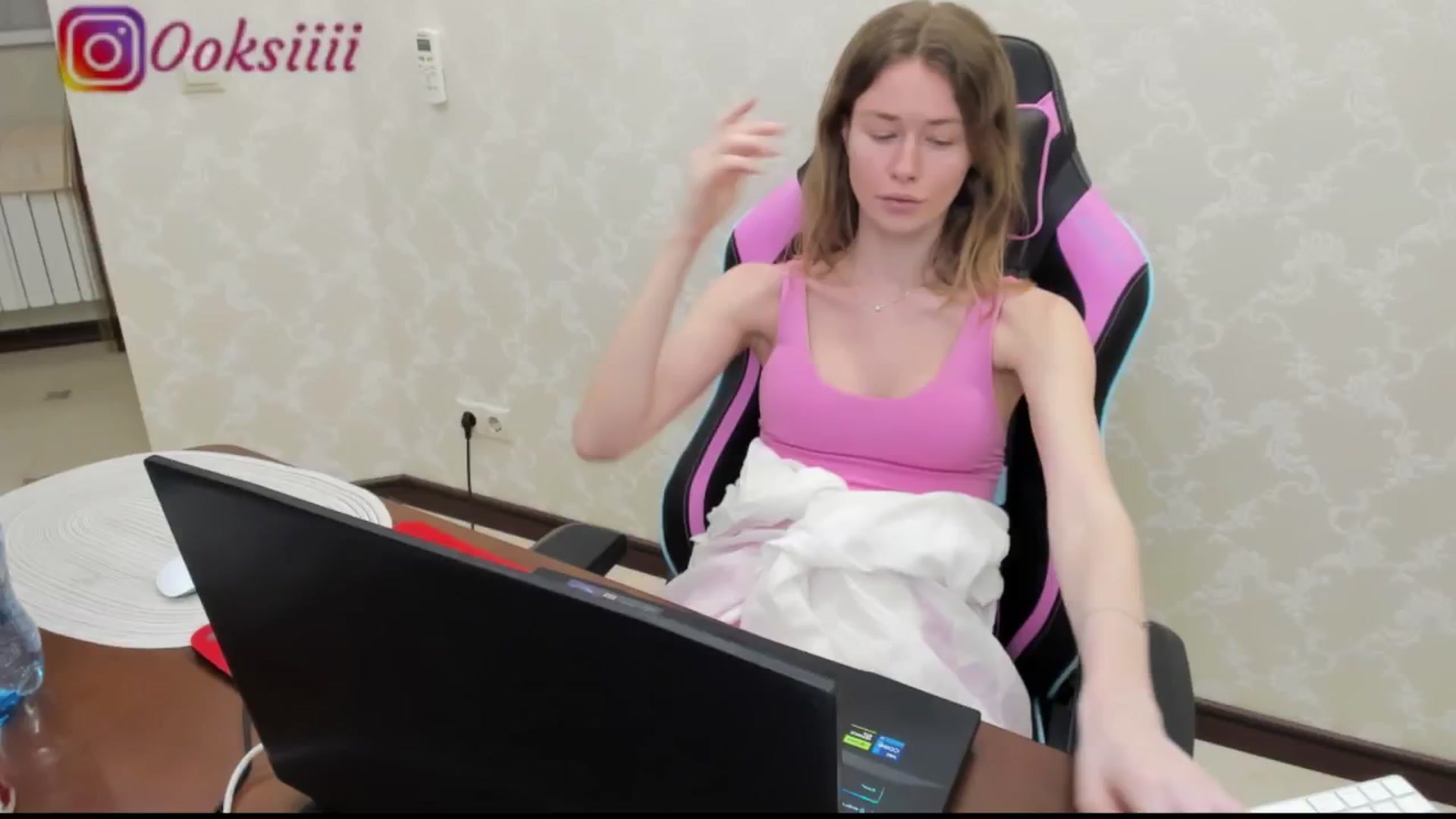 Gallery image thumbnail from Oksanafedorov's myfreecams stream on, 05/18/2024, 24:18 image 11 of 20